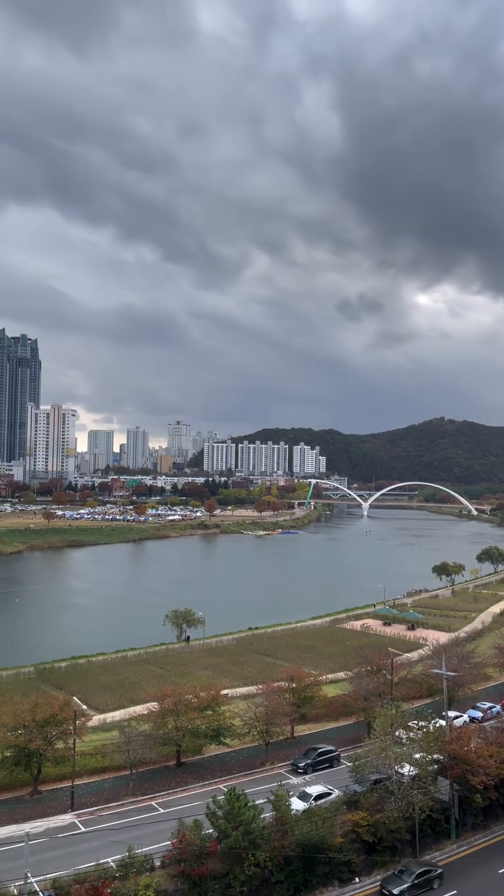 진심 울산가면 무조건 가세요...제발..더보기

울산사람들도 잘모르는 새로 생긴 #울산신상카페 🤫☕️
진심가면 무조건 10000% 만족하는 #울산신상카페추천 🩵

#태화강뷰 울산에서 제일 예쁘게 담을 수 있는 곳 🫶🏻
#태화강 바라보면서 멍때리고 저절로 힐링되는 #울산카페 🥺

📍울산 중구 화진4길 91-2 #bcdcoffee 

카페 내부도 완전 넓고 공간마다 구경하는 재미도 있어요👍🏻
🔜 엄청 높은 계단 바로 올라가면 카페가 나와요 🙆🏻‍♂️

사람 더 몰리기전에 같이 갈 사람 지금 바로 태그해보세요 🩵
.
.
.
#그램이의여행일기✈️ 
.
.
.
#울산카페맛집 #울산카페추천 #울산카페핫플 #울산카페맛집 #울산신상맛집 #울산카페투어 #울산카페탐방 #울산가볼만한곳 #울산가볼만한곳추천 #울산핫플 #울산핫플레이스 #울산핫플카페 #울산핫플추천