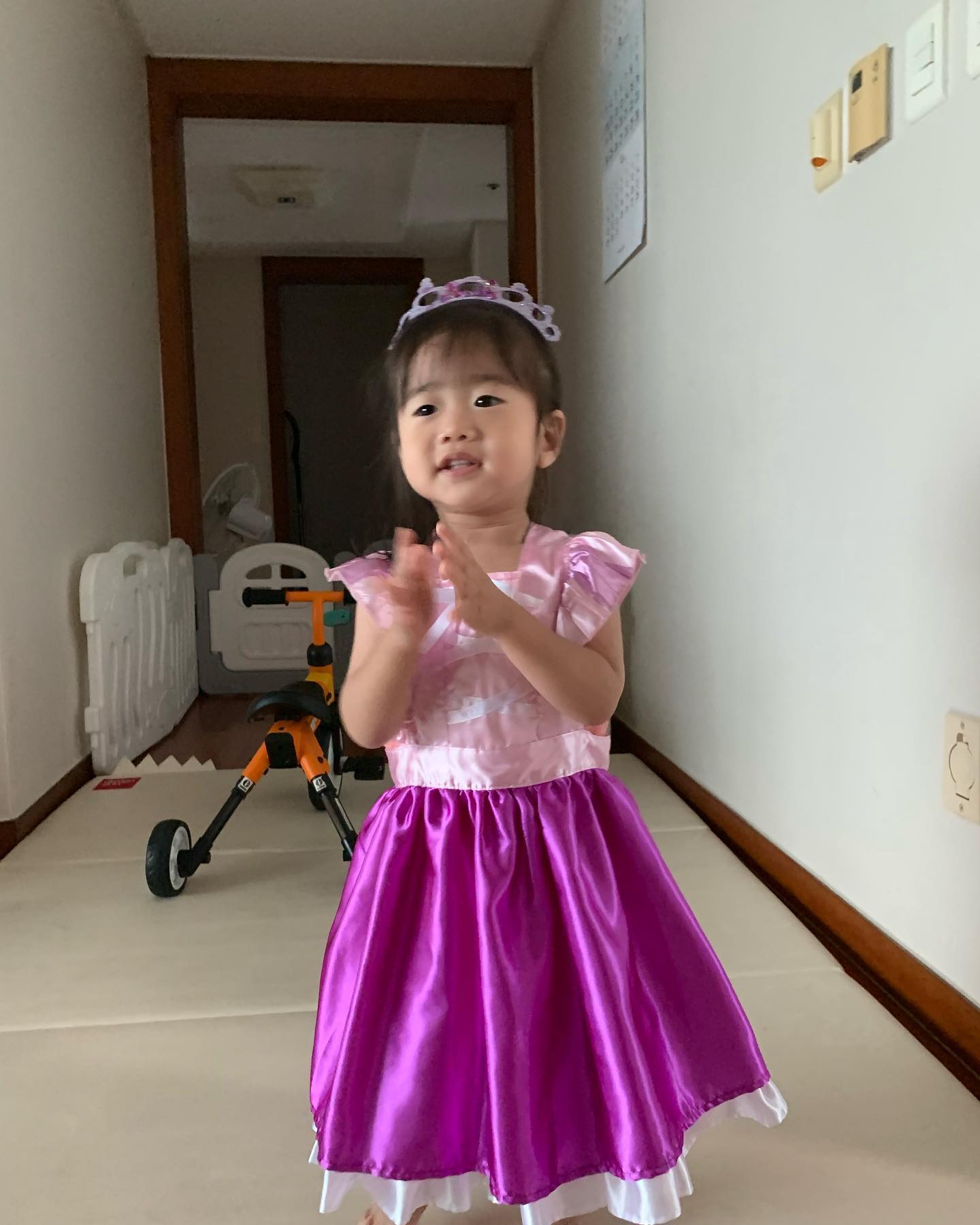 아침부터 공주놀이. 
공주병으로 크진말자. 언니의 작아진 공주치마입고 어디선가 찾아온 왕관까지 쓰시고 ㅎㅎ 근데 좀 귀엽긴하네
#도치맘 #예쁜아기 #공주놀이 #공주병은안된다 #공주옷입고 #공주왕관쓰고 #아기모델 #주말일상