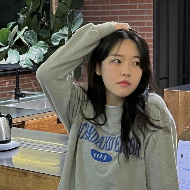 빈이🎀 on Instagram: "#광고 요 맨투맨 아주 이쁘다 이뻐 🍀 ‘ 면 73% + 폴리 27% ’ 로 국내 자체 제작한 @standarderror_official 의 📍 IRT134 유니섹스 올드스쿨 스탠다드에러 시그니처 로고 아치 세