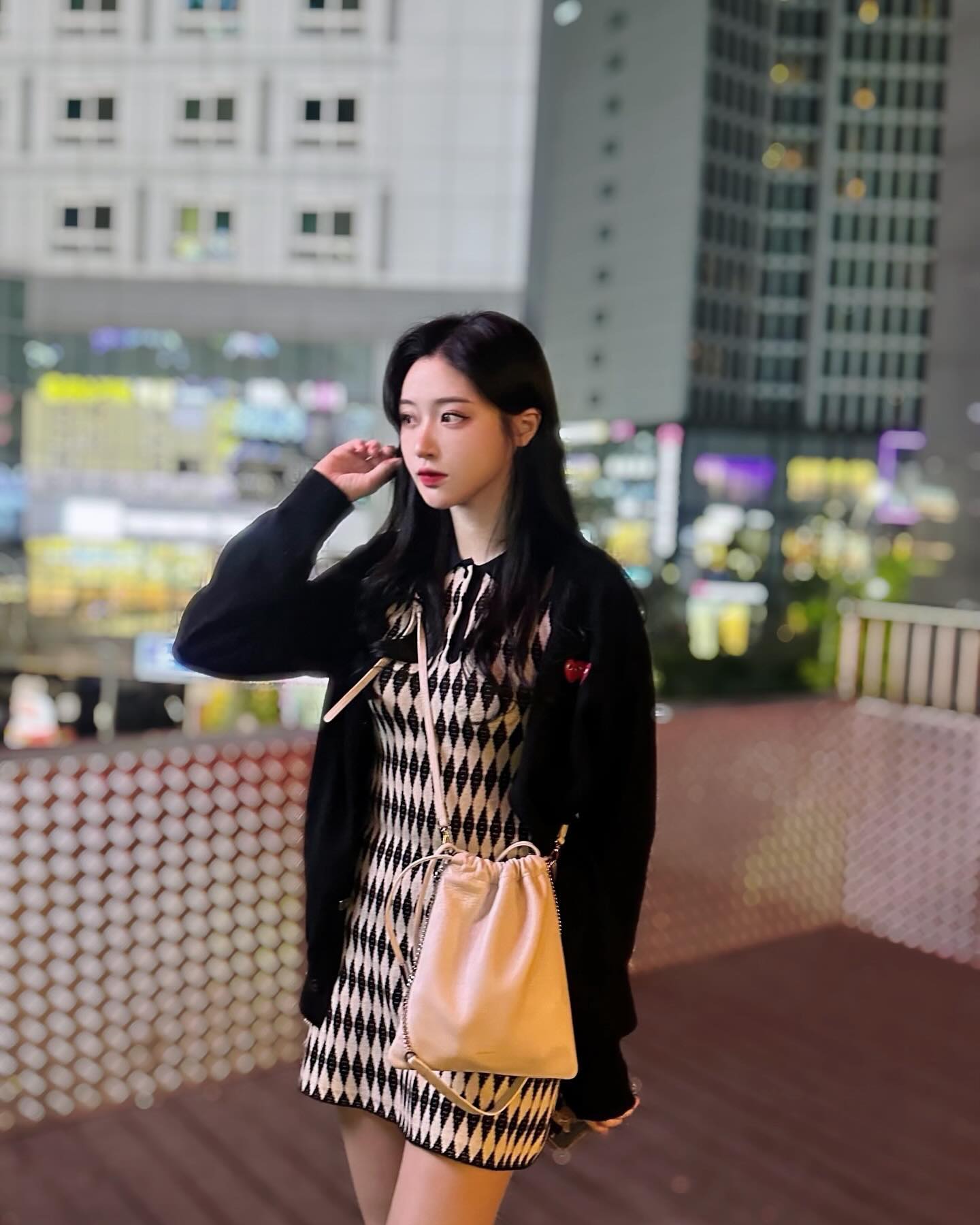 앤오즈 루진미니 양가죽 숄더백🤍

anodds_official #앤오즈 #anodds #ootd #ootdfashion #outfit #오오티디 #원피스 #마곡 #발산