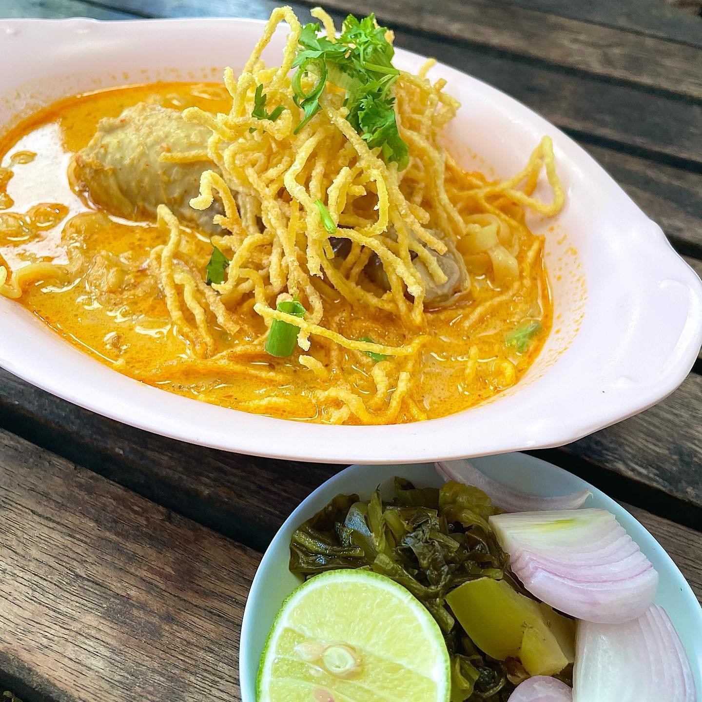 마유호텔에서 도보 1분거리
코코넛커리 카오소이 로컬 맛집!
pensen 

할머니께서 운영하고 계신 식당인데 로컬 음식점 중 가장 위생적인 느낌! 오픈주방에다 장갑이랑 마스크 착용하고 요리하고 계심! 

중간중간 현지분들이 포장도 많이 해가신다 😃 (기대감 뿜뿜)

할머님께서 귀여운 앞치마도 따로 챙겨주심..마음이 따뜻해진다..!

돼지고기갈릭볶음도 양념도 간이 딱! 맞고 카오소이도 넘 맛있다
카페도 같이 운영하는데 땡모반 맛있다고 해서 주문하려고 했는데 이미 솔드아웃..흗..
음식 3가지 주문했는데 5000원도 안나온거 실화냐..! 🫢

님만해민 깨끗하고 정감가는 
로컬맛집 찾으시면 추천 드려요~!