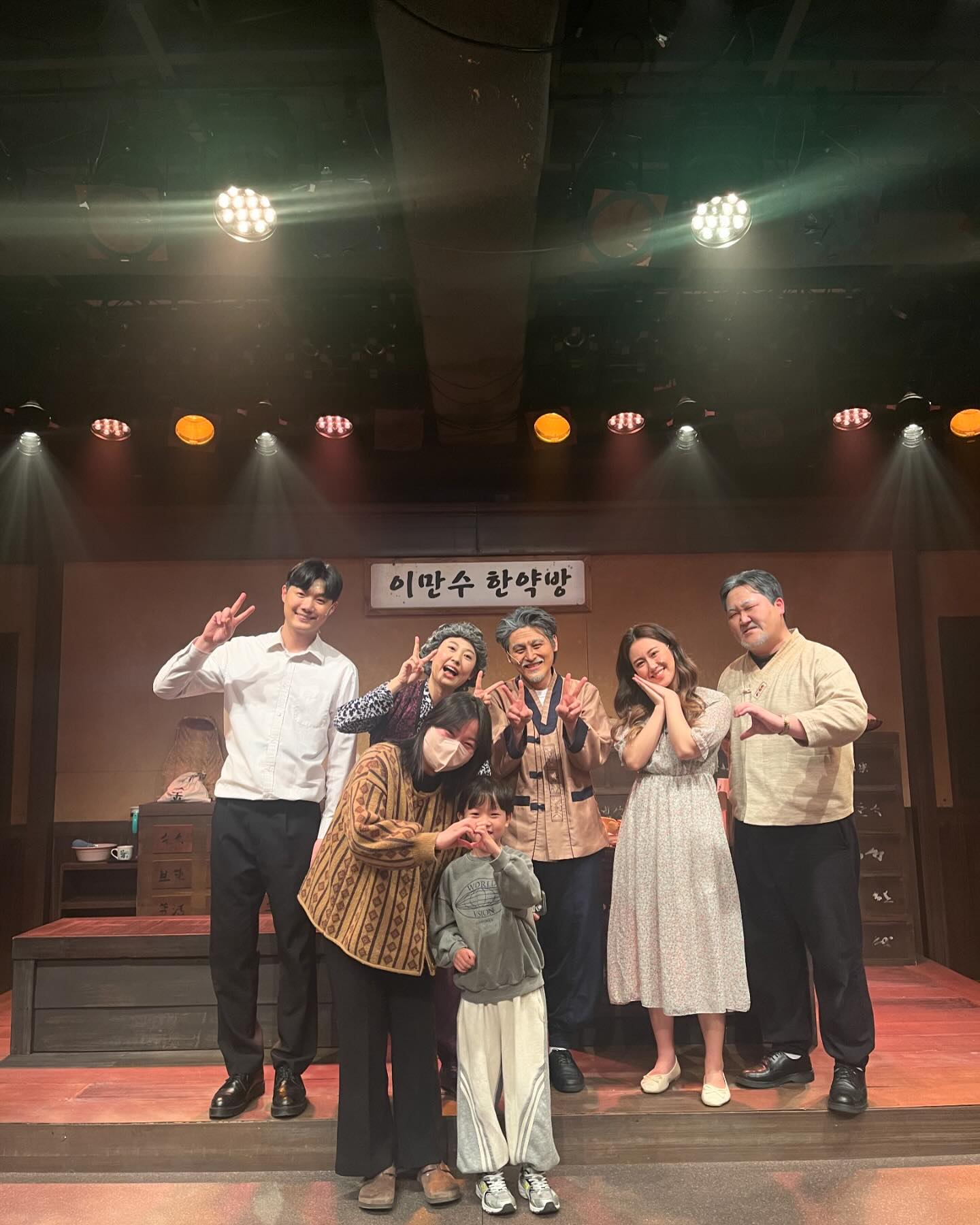 여덟살되니까 엄마랑 연극도 보러가고
너무 좋으다 🙈
쇼니 이모덕분에 준우랑 너무신난 
데2뚜 고마워요 🤍

#비방문탈취작전 #연극최고 #강추