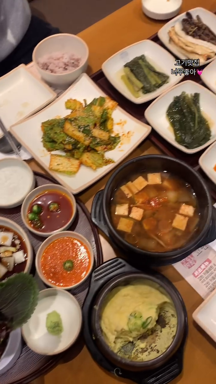 #고기맛집 #직접구워주심 

ღ’ᴗ‘ღ

🥓 30대가 되면, 뭐가 달라지나요 ? 
👉🏻이런 얘기를 제가 질문하던 20대시절이 있었는데요 

🥓 요즘 사람들과 대화하다보면 그얘기를 많이들 공감하는거 같아요
👉🏻 나 살기 바빠서 , 좋아하는 사람들과 만나는 시간이 귀중해지고, 그 대화에 좀더 집중하고 싶다고 , 

🥓 이 부분 많이들 느끼시나요 ? 
👉🏻 저는 그래서인지 뷔페도 좋지만, 지인들 만날때는 단품 메뉴 , 그리고 고깃집은 구워주는 곳이 최고더라구오 ㅎ ㅎ 

🏷️ goban_seosan #고기전문점 

🥓 여기는 내돈내산하고 넘 좋아서 또가본 집인데오
👉🏻 고기를 너무 잘구워줘서 좋았음 ! 

ღ’ᴗ‘ღ

👉🏻 다른 가맹지점 가보신분들은 어떻게 느꼈을까도 궁금하네요 💓

#금요일저녁메뉴 #저녁메뉴🍴 
#오늘은외식 #고기반찬 
#메뉴공유 #외식메뉴 
#외식하는날 #회식메뉴