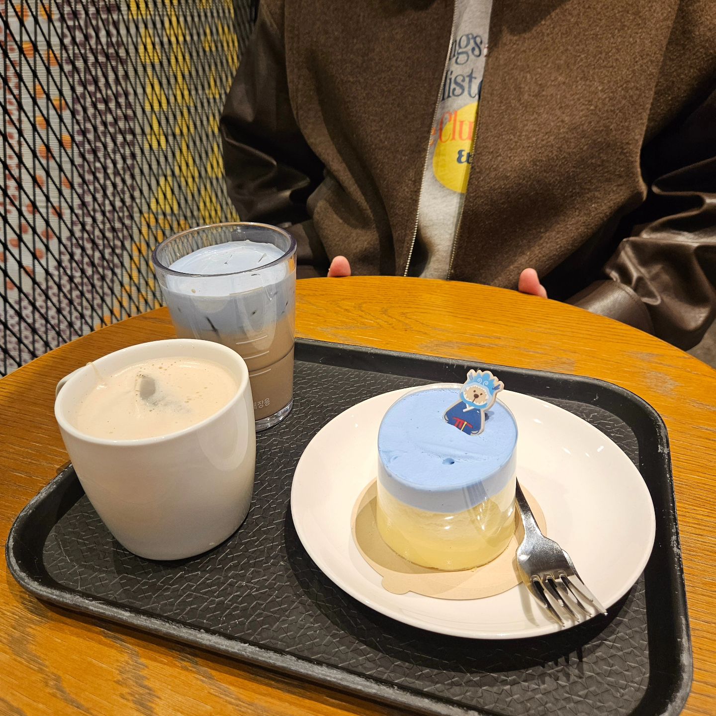 2024 청룡 에디션 접수 완료 🐲
식욕감퇴 하늘색 그래서 맛이 묘한걸까나...
일단 비추천 드립니다.

#스타벅스엠버서더 #스타벅스