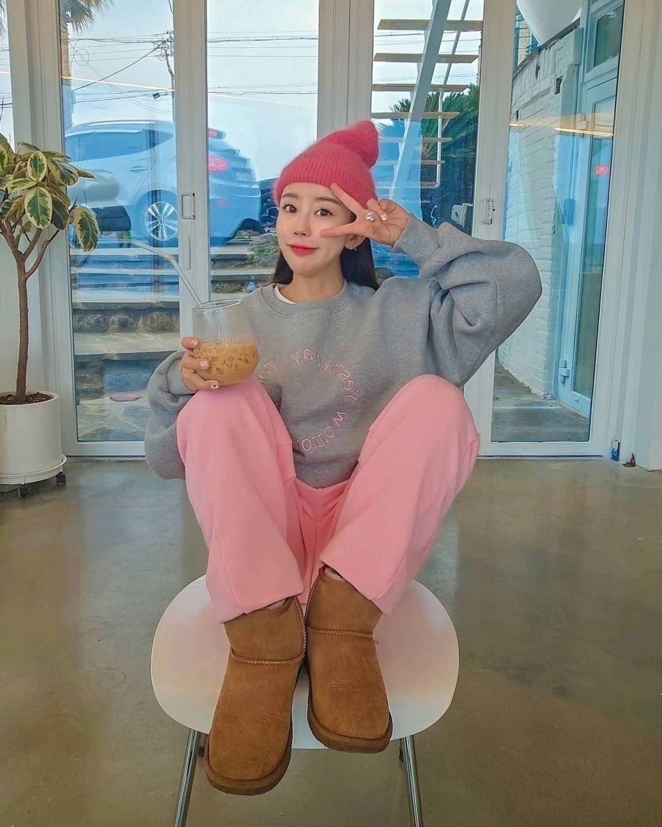 🩷
⠀
⠀
제주도애월해안도로에위치한신상카페☕️

⠀
통유리창너머로오션뷰1열을즐길수있고

깔끔한화이트톤인테리어, 내부는조용하고
아늑한공간이라힐링하기딱이에요🫶
⠀
⠀
2층엔탁트인루프탑이있고
⠀
야외마당엔그네가준비되어있는데
생각보다너무재미있었어요!ㅎㅎ
⠀
요기가시면그네도꼭한번타보세요🤭
⠀
⠀
⠀
🎈플라잉애월 flying_aewol
🏡제주 제주시 애월읍 애월해안로 765
⏰️ 영업시간 : 월~금 10:00 ~ 24:00
〰️ 토, 일 10:00 ~ 01:00
☎️ 전화번호 : 0507-1441-8781
⠀
⠀
⠀
⠀