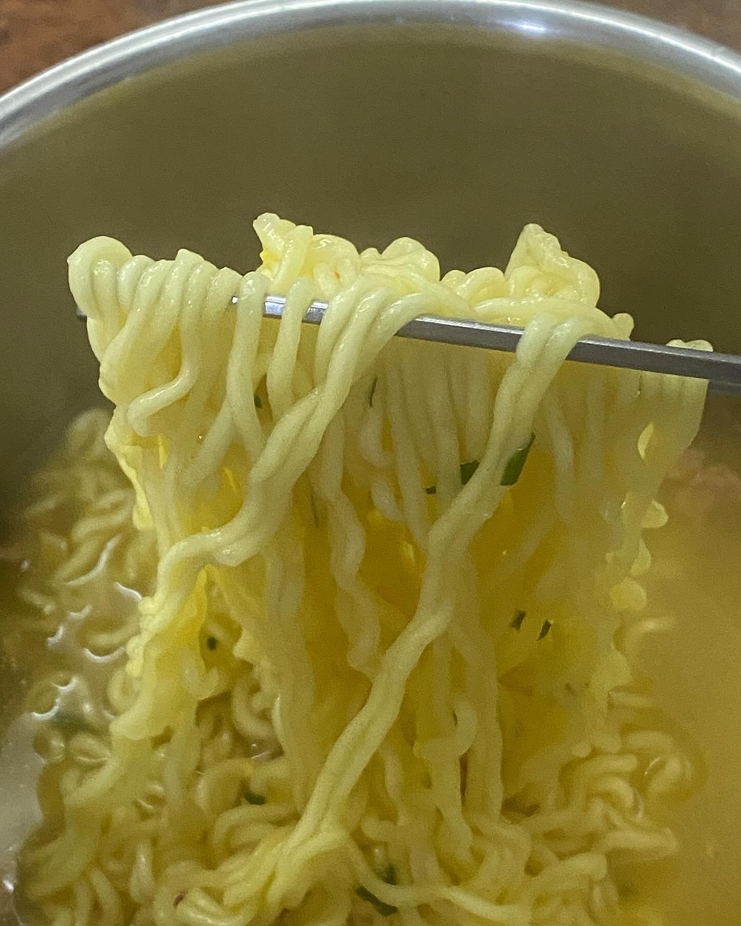 #협찬 paldofood 

항상 빨간 국물 라면만 먹다가
흰 국물은 중딩(?)때 이후로 처늠인데
이거이거 꼬꼬면 닭칼국수 느낌쓰로다가 담백하니 맛도리네

쫄깃하고 탱탱한 면발🥺
묵은지 올려 먹어도 맛있고
계란 하나 톡까서 풀지 않고 먹으면 띵조합

#라면 #라면추천 #라면 #이경규 #팔도  #요리스타그램 #면스타그램 #꼬꼬면 #먹스타그램 #먹스타맞팔 #먹팔