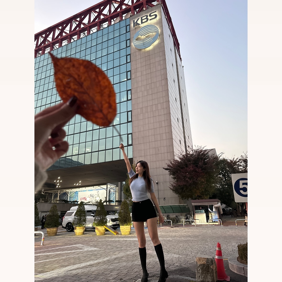 가을에만 찍을 수 있는 낙엽 들기 ( 무겁다~ 영차~)
.
.
.
.
.
.
.
.
#가을 #가을코디 #낙엽놀이 #낙엽 #데일리코디 
#방송인 #언론인 #빼빼로데이 #여의도 #여의도공원 
#여의도맛집 #직장인 #아나운서메이크업 #아나운서 
#섭외문의 #광고모델 #광고촬영 #협찬문의 #디엠 
#맞팔 #좋아요 #f4follow #ootdfashion #ootd #selfie