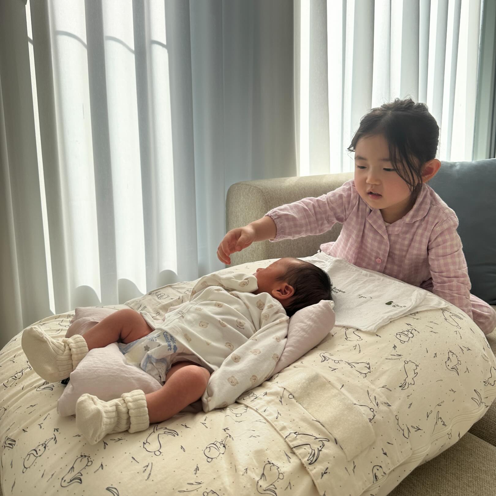 우리집에는 귀여운 게 둘이나 있다👧🏻👶🏻
“세상에 귀여움 하나 추가” 💛

#아기있는집 #아기스타그램 #청룡띠 #남매샷