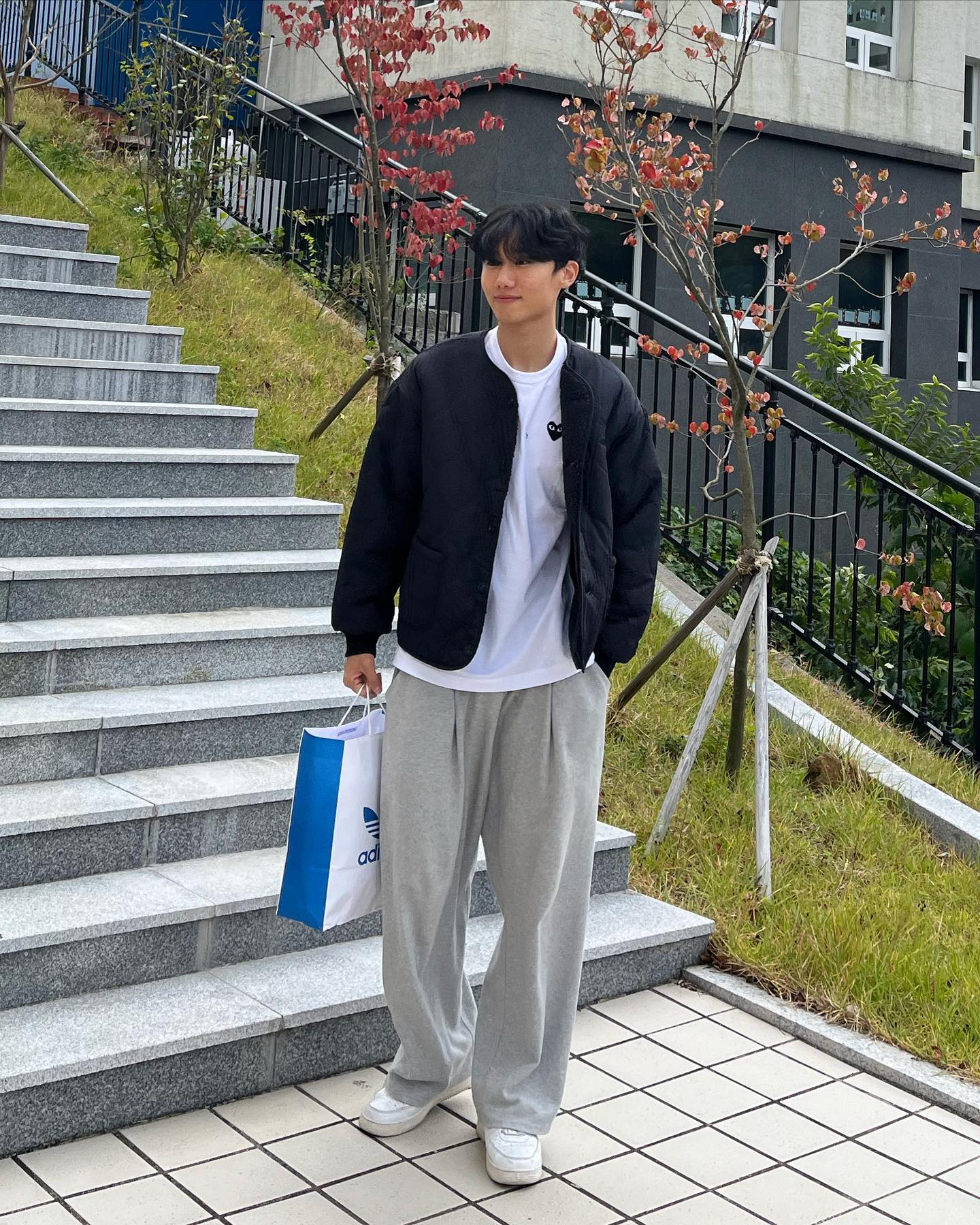 #협찬

daub_official 에서 Uni Reversible Jacket -black을 제공받았습니다

요즘 날씨에 가볍게 입기 좋은 자켓입니다. 리버시블 제품이라 다양하게 연출이 가능합니다!

#daub #돕 #오마이걸 #효정 #omg8hk #리버시블자켓 #리버시블패딩 #패딩추천 #후리스추천 #자켓추천