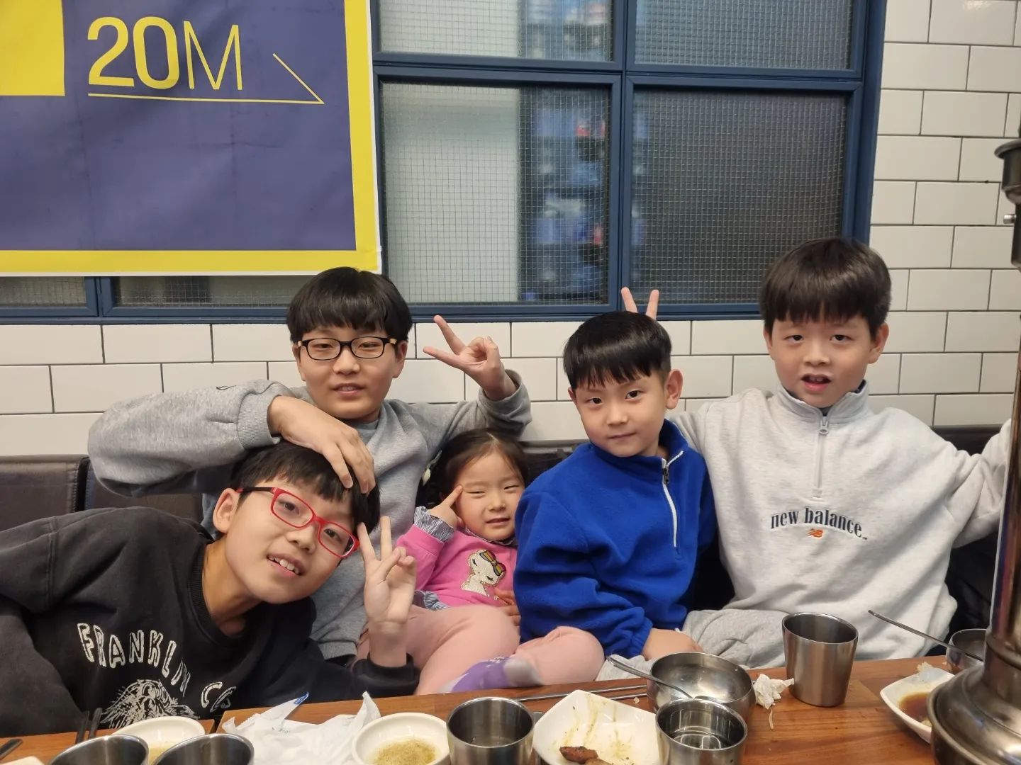 사촌히야들 상봉🩷
식구들 많아서 외식 한번함 많이 나가는댕
외숙모께서 찬조해주심🥰
잘먹었습니다🩷
.
.
.
.
#사촌스타그램
#황제화로구이
#무한리필맛집 
#고기무한리필
#집구경오세유