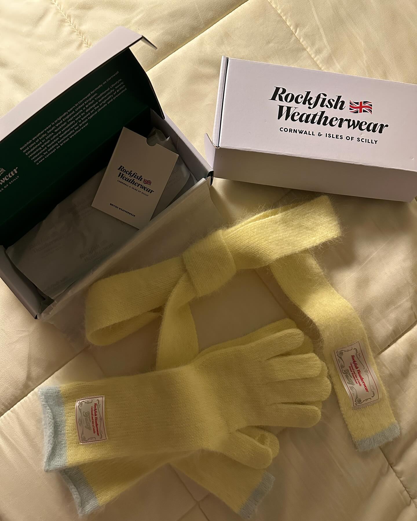 #AD rockfish_official 
락피쉬와 겨울나기 ❄ 🧤🧣
촉감 보들보들 ✨ 색감 쏘큩 🍋 💛

#락피쉬웨더웨어 #퍼지머플러 #퍼지글러브 #락피쉬머플러 #락피쉬장갑