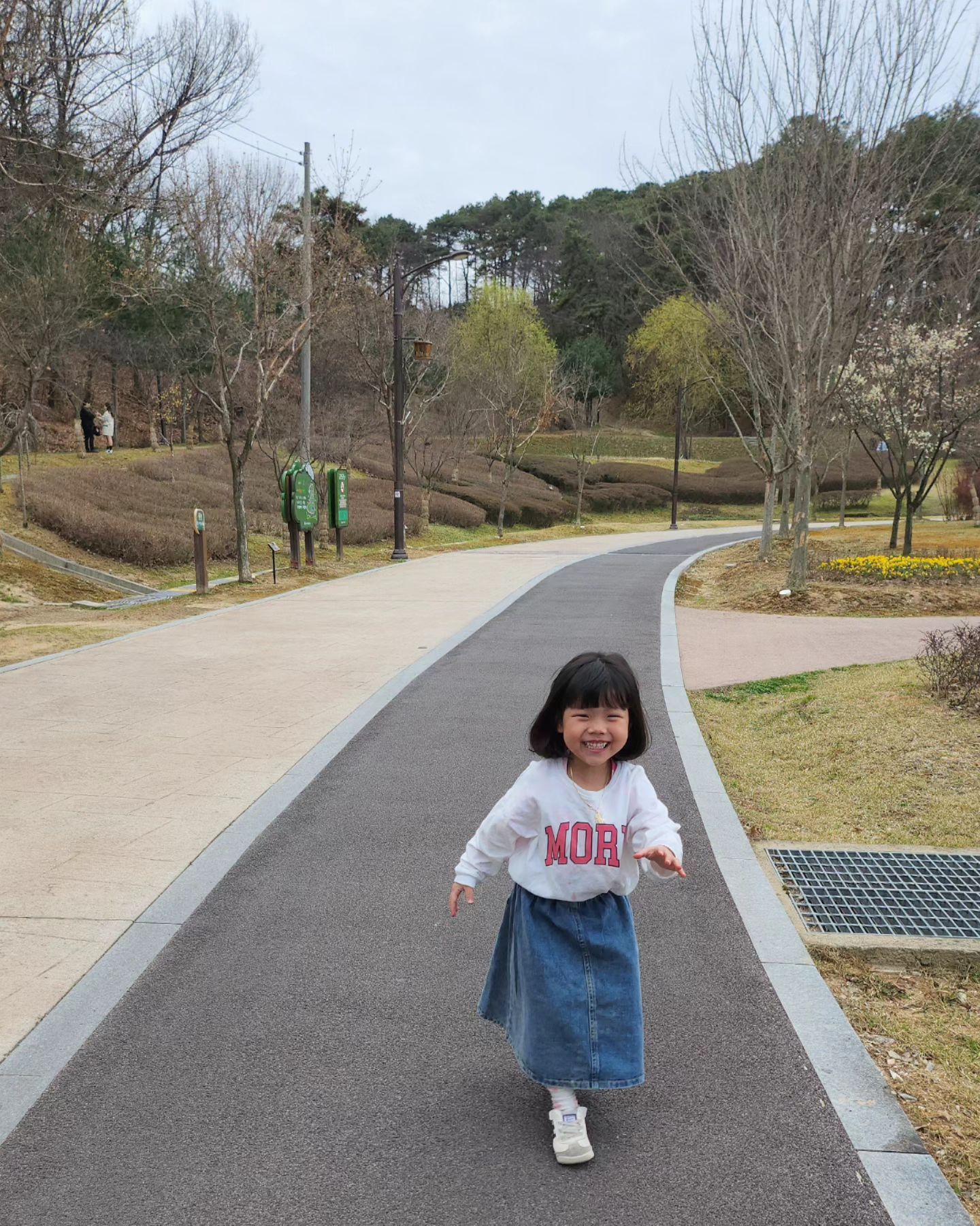 논산 딸기 축제🍓

우리 딸기공주 유주랑
딸기축제에 다녀왔다!

사람들이 어마어마하게 많았는데
우리는 정말 순조롭게 잘 즐기다왔다☺️
주차때문에 다들 애먹던데
우리는 도착하자마자 상황보고 그냥
근처 병원에 안전하게 주차하고ㅎ
역씌~ 주차의신 영민이🥰

딸기도 한박스만 사자했는데
유주 눈땡그래진거보고 아빠는 4박스를 사버림ㅋ😂
(더사자는거 말림..다못먹어...)

브레드이발소 보더니 수줍어하던 유주🤭
마카롱이 너무 이쁘다고 
사진 줄도 제일 길었지만 어찌 다찍고ㅎ.ㅎ

축제 즐기는동안 윰차에서 푹~~주무신 효자시우 덕분에
엄빠는 먹거리 왕창 즐겼다ㅎㅎ
(외출하믄 여보는 운전때문에 술못마시는데
 나라도 마시라고 딸기막걸리까지ㅎ크❣️)

이번주말도 완벽했다👨‍👩‍👧‍👦❤️

#논산딸기축제 #주말나들이 #남매스타그램
#우리가족사랑해💕