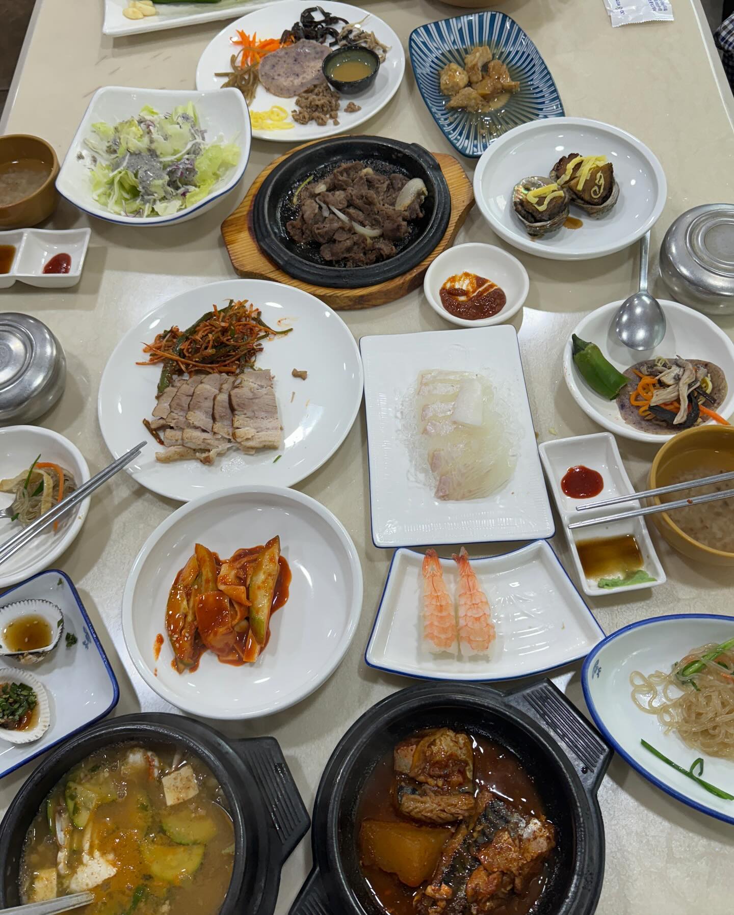 부산 남천동 #소드레
#남천동한정식 #남천동맛집

점심특선 13,000원부터
상부러지는 한정식 한 상에 맛있는 음식을 배불리 먹을 수 있는 곳. 

미리 예약하고 가면 더 좋았어
퓨전 한정식 꿀맛 광어 회에 고등어조림에 버섯탕수 찌개까지 다 맛있더라

✅부산 수영구 수영로476번길 29
✅051-623-2881
✅11:30-21:30
매주 화요일 정기휴무

#광안리맛집 #광안리한정식 #부산남천동맛집 #소드레한정식 #소드레퓨전한정식 #부산한정식맛집
_______________

#윤쓰닷컴 #윤쓰닷컴맛집 #윤쓰닷컴부산맛집 #윤쓰닷컴한정식맛집 #윤쓰닷컴광안리맛집 #윤쓰닷컴남천동맛집