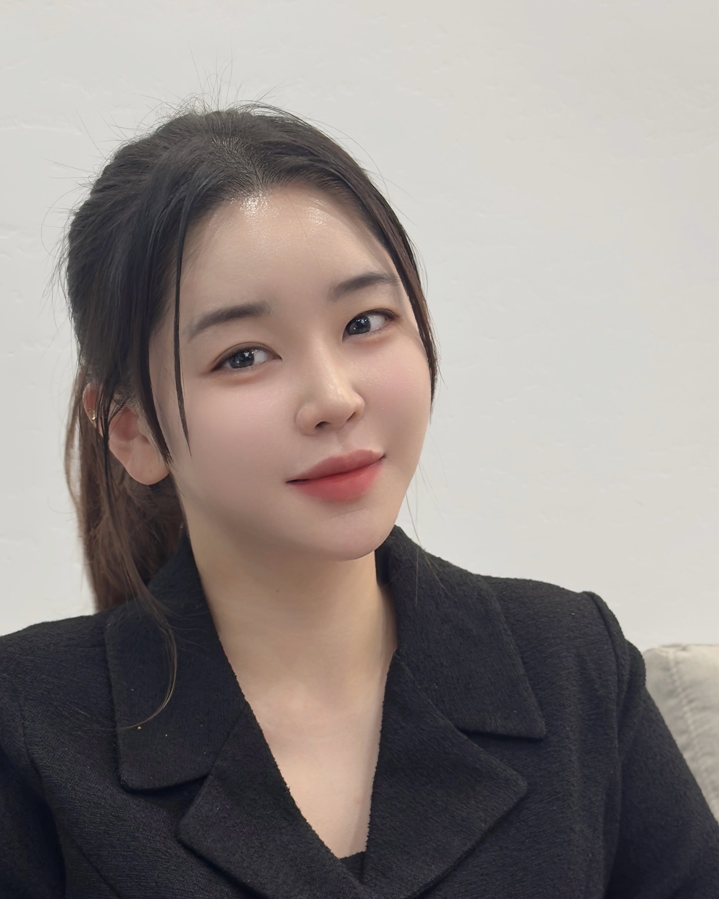 주기적으로 채워주는 탱탱함 🤭
피부를 위한 루틴 #리쥬란힐러 💉

이번에도 역에서 도보 5분내에 있는 
제일 예쁜 피부과 아비쥬 명동에서 쓱- 맞고 왔지롱! 
1:1 맞춤통역 서비스가 있어서 외국인 고객들도 진짜 많아 🥺 

AI로봇이 만들어주는 #일리커피 한 잔하면서 
미디어아트 관람하면 시간가는 줄 모르는 곳👀

피부 속 진피 사이에 폴리뉴클레오타이드(PN)라는 성분을 넣어줘서 
피부를 재생하고 탄력을 찾아주는 시술인데 리쥬란 힐러 좋은건 다들 않잖아?

살짝 따끔따끔하긴 하지만, 잠깐을 참으면 진짜 광채부터가 달라짐! 
1시간만에 이렇게 좋으니까 주기적으로 하는 중임!
늘어지는 모공과 칙칙해지는 피부 고민은 사라진지 오래 ❣️
피부톤도 이전보다 훨씬 밝아졌고
윤광도 챠르르 흐 요즘 메이크업 할 맛이 난다!

피부가 얇고 탄력이 부족하다고 느낀다면 무족권 리쥬란이 정답임 💖

지금 11월 블랙프라이데이 이벤트 하고 있어서 11월 끝나기전에 #리프팅 이랑 리쥬란 한 번 더 하러가야됨!

#내돈내산 #피부과 #피부과추천 #명동피부과 #명동역피부과 #리쥬란 #REJURAN #크라이오셀 #아비쥬 #아비쥬의원 #아비쥬클리닉 #리쥬란힐러