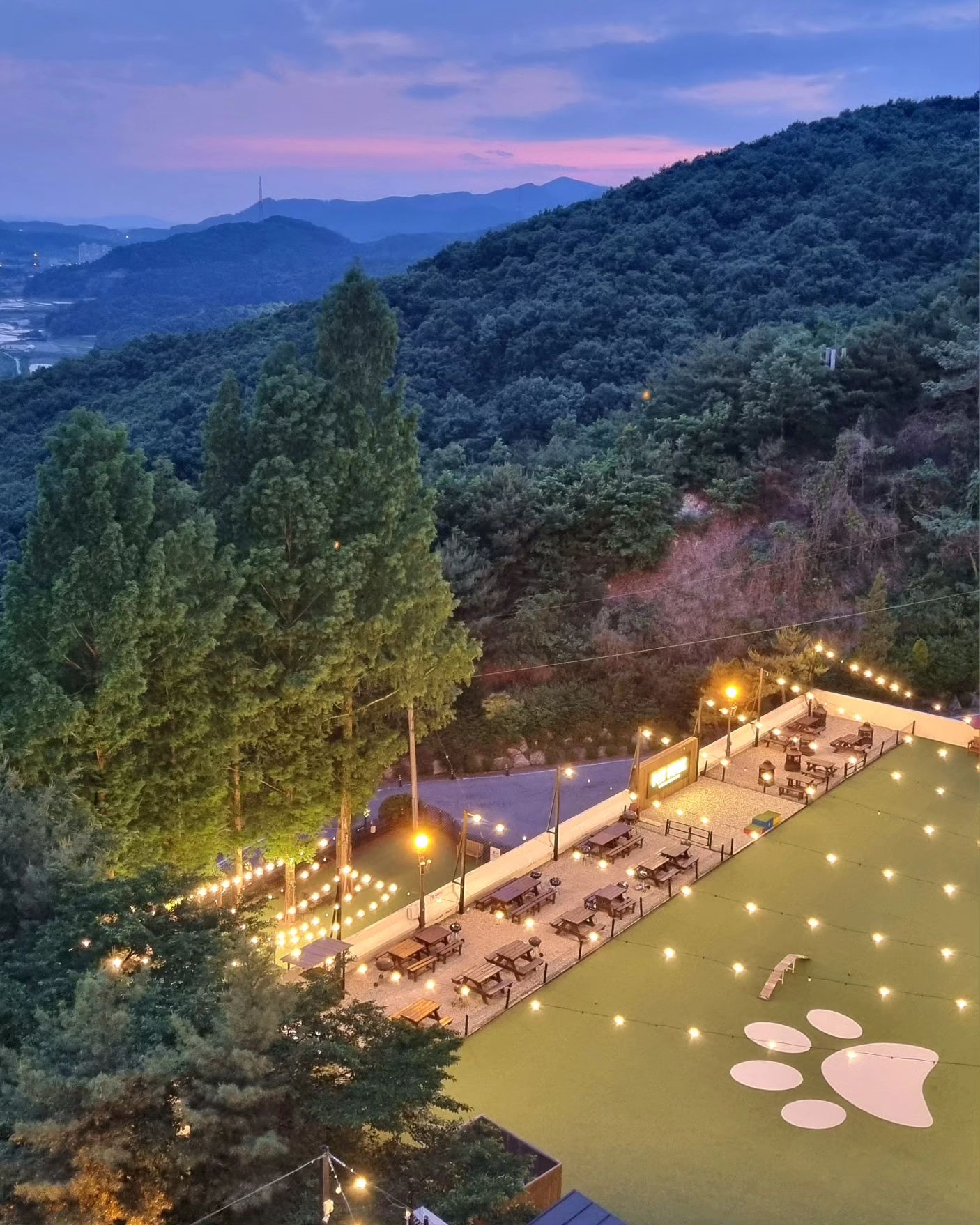 #여행

📍켄싱턴리조트 충주
충북 충주시 앙성면 산전장수1길 103 

강아지와 함께라면 더 좋을 수 밖에 없는 곳
아이와 강아지 모두 뛰어놀기 좋았고,
룸 컨디션도 좋았는데
무엇보다 뷰가 너무 예뻤다 :-)

#가족여행 #충주여행 #여행 #travel #충주 #충주숙소 #펫펜션 #펫숙소 #켄싱턴 #켄싱턴리조트 #육아 #육아소통 #육아소통맞팔