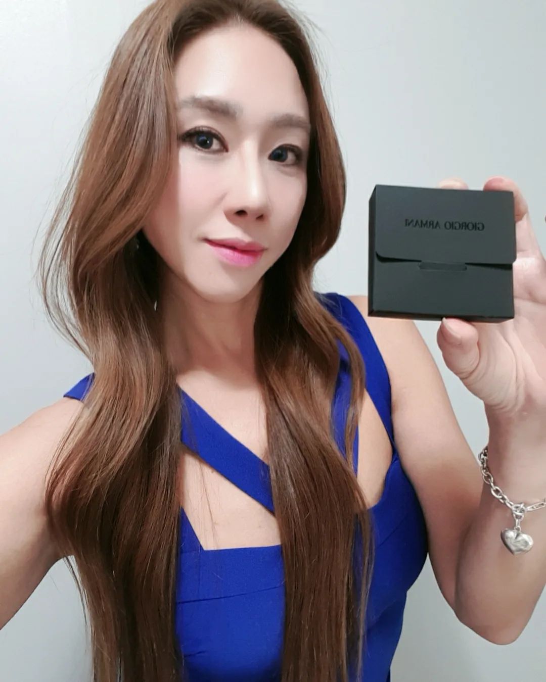 #협찬#광고  파운데이션 명가, 아르마니만이 구현할 수 있는 한층 더 고급스럽고 화사한 독보적 상앗빛 컬러. 밝고 뽀얀 피부표현. .바른듯 안바른듯. 가볍게 프러시안 블루 피그먼트와 라이트 리플렉팅 펄.  보송보송 고급스러운 광채. 실크스킨 텍스쳐. 도자기 피부. 원래 피부좋아 보이는, 화장 잘먹은 피부 표현. 24년 신상 글로우 파운데이션.  기존 디자이너 리프트 파운데이션에서 업그레이드. New 디자이너 글로우파운데이션. 시간이 지나도 뭉치거나 밀리지 않음. 자연스럽게 착붙. 내 피부같아 자연스러움  #아르마니뷰티 #디자이너글로우 #상앗빛광채파운데이션 #아르마니파운데이션 #파운데이션명가 #파운데이션 #디자이너글로우파운데이션 #상앗빛파데 #파운데이션추천 #글로우파운데이션