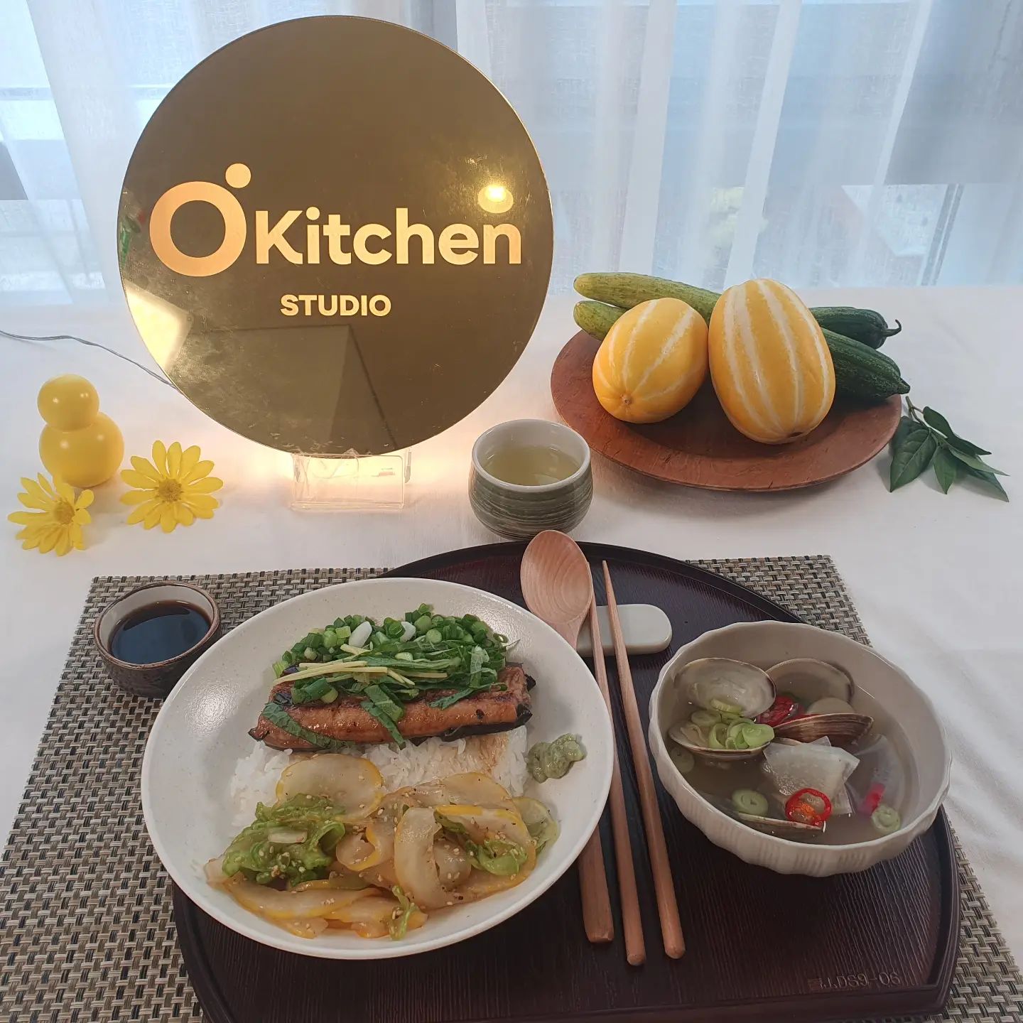 #협찬 #장어덮밥 #오이참외샐러드 #맑은백합탕 #오뚜기쿠킹클래스 

한번쯤 가보고 싶었던 오뚜기쿠킹클래스
가자마자 오뚜기 크록스로 갈아신고 앞치마 하고나서 손씻고 요리준비!
크록스 너무 귀염뽀짝해서 탐났다ㅎㅎ
타이머도 오뚜기껀데 사용하기도 편하고 귀엽고>_<
노랑노랑한 스튜디오~
오뚜기쿠킹클래스는 오뚜기 제품을 활용해서 셀프로 요리하는거♡♡
나는 요린이라서 걱정했는데 도움주시는 선생님도 계시고 레시피도 있었다
요리가 서툴러서 잘못했는데
사진찍으니 어느정도 예쁘게 나온거 같다ㅎㅎ
좋은 경험 시켜주셔서 감사합니다:)

Thank you okitchen_studio 

#okitchen #okitchen_studio #갓뚜기 #오뚜기 #맛있다그램😋 #좋은경험👍#오키친스튜디오 #쿠킹클래스