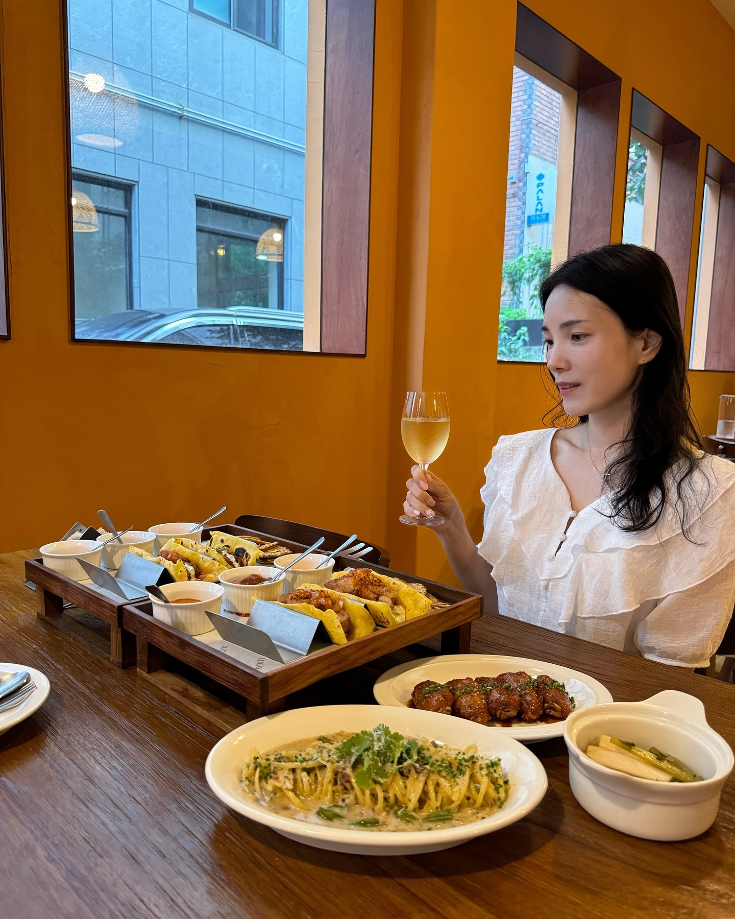 판교 루카즈
남편 출장 컴백 기념으로 데이트 다녀왔어요🤍
세상에나 .. 타코로 이렇게나 대접 받는 느낌은 처음👍
게다가 얼마나 맛있는지…

재료도 엄청 신박한대요

➡️소꼬리크림치즈 타코
➡️소막창살사베르데 타코 
➡️닭다리살 마늘쫑 아이올리

피넛버터소스에 콕 찍어드세요!
저세상 맛입니다👍
앞으로 분당 타코는 여기로 정했어요!!!

lucaz__2024 

📍루카즈📍
🏠 경기 성남시 분당구 판교역로 6-5 1층
⏰ 11:00~20:00(BT:15~17시)
월,화 휴무

#판교맛집#분당주민추천#분당맛집#타코#루카즈#분당맛집#분당데이트#판교데이트#분당찐맛집