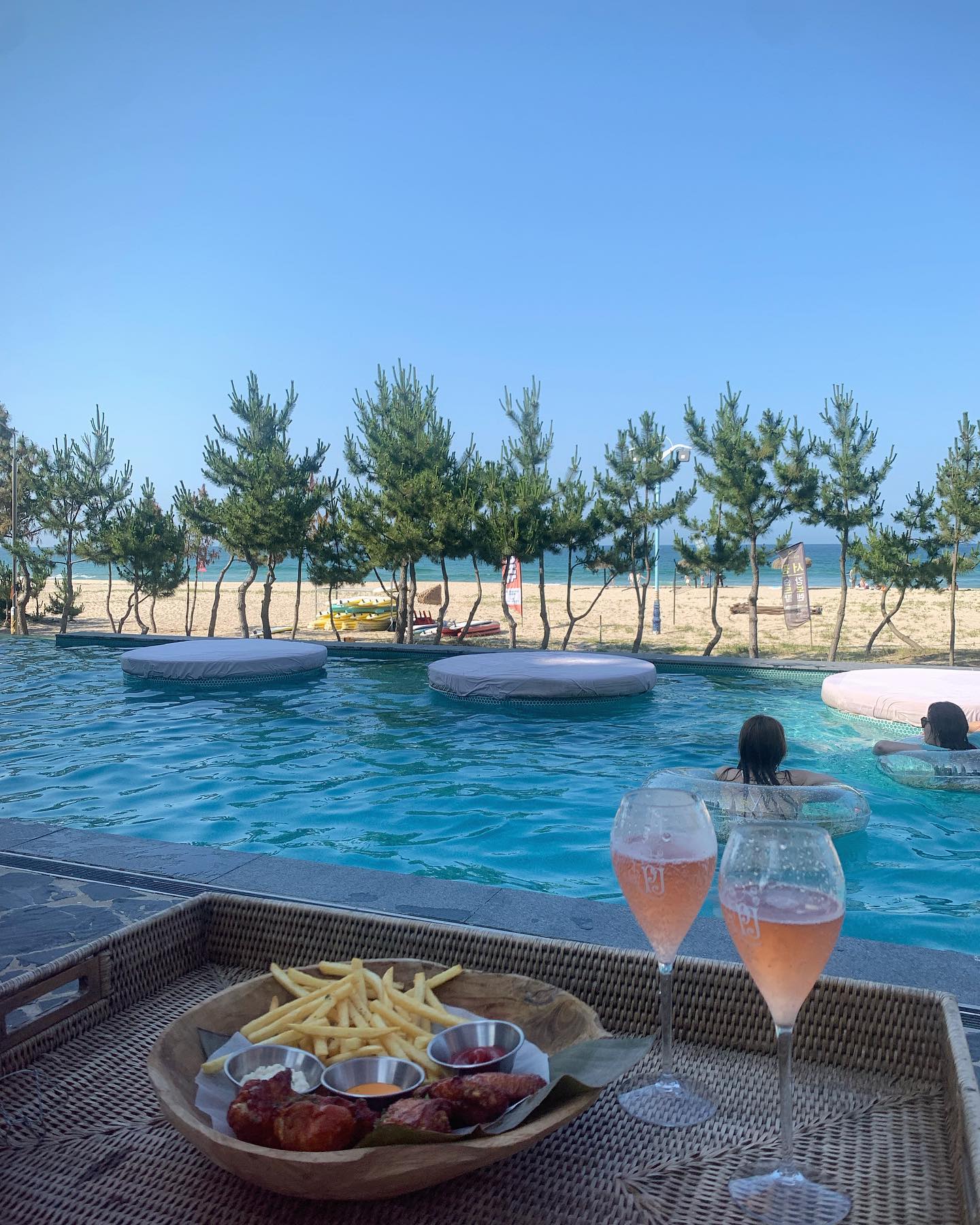 양양에서 제일 핫핫 탄비치클럽❤️‍🔥
탄비치 안갔다오면 양양 안갔다온거에요
친구들과 샴페인 즐기면서
디제잉 들으면서 춤추고
이번 여름 젤 재밌게 놀고 싶으면
양양 탄비치로 바로 떠나용😝😛

#협찬 #탄비치 #tannbeach #엔타시아 #entasia
