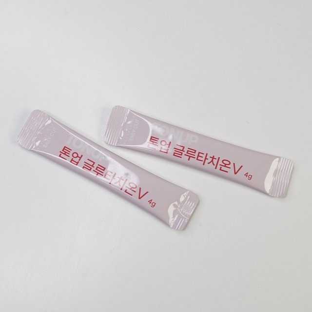. #협찬 

건조하고 칙칙해진 피부때문에 
스트레스 좀 받았어요 

피부에 좋은 #이너뷰티 
글루타치온 고함량이라고 해서 먹고 있어요 

프리미엄 글루타치온 
#톤업글루타치온V ❤️
클루타치온 함량도 중요한데 
1포 당, 영국산 글루타치온 500mg 
L-글루타치온 효모 추출물 1,000mg 순도 50% 이상 
저분자 피쉬콜라겐, 영국산 비타민C 500mg 
흡수도 빠르고 간편하게 스틱으로 되어 있어서 언제어디서든 섭취가 편하네요 

새콤달콤한 자몽 맛이라 맛도 괜찮아요 
나를 위한 선택 ❤️

#이즈랜드 
톤업글루타치온V

#글루타치온 #콜라겐
#히알루론산 #엘라스틴 #비타민C 
#피부케어 #피부미백#피부
