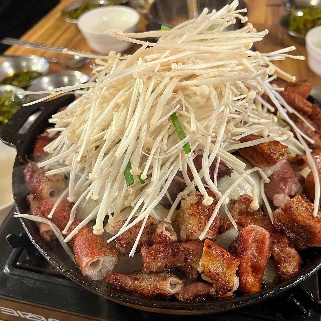 #밖밥 

오늘 아침에 눈 뜨자마자 
소 곱창이 너~~무 먹고 싶은 거 있죠?

근데 날씨까지 소 곱창 먹기 딱!!!

일하는 내내 퇴근하고 곱창 먹을 생각에
엉덩이 들썩들썩ㅋㅋㅋㅋ

김대호 아나운서도 다녀간
25년 전통 소 곱창집 노원 #고바우곱창
(📍매주 일요일 정기휴무 )

🐮 소곱창 1인분_ 26,000원
1인분 가격이 살짝 있는 편이지만 곱창이 깨끗하고
고소~고소 바삭~바삭하니 가격만큼 맛있어요!
그리고 아삭아삭 팽이버섯 가득 완전 제 스타일ㅋ

둘이서 4인분 먹고 볶음밥으로 완벽한 마무리 🫰

월요일부터 기름칠했으니 
이번 주도 열심히 달려봅니다 🏃‍♀️

모두 맛있는 저녁드시고 화이팅하세용!!
.