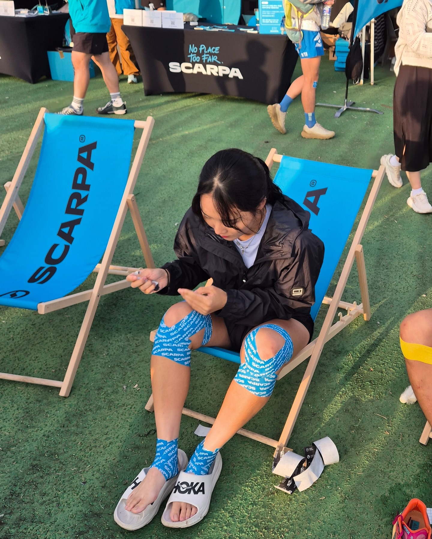 인생 첫 DNF #장수트레일레이스 
얼마전 로드 10km 중간에 빡런한 바람에
골반쪽 통증에 못이겨 결국 내려둬따🥹

시작부터 괜찮을까 하면서 뛰다가
너무 빡센 오르막에 현타가 왔다가 정상찍고 내려오면서
흙이 미끄러워 발 헛디디고 다리 접히기까지
앞에 분이 내 소리에 놀라서 뒤돌아 챙겨주심

5km 넘어서 자갈 돌밭에서 쉬지않고 뛰었더니 발바닥에 충격
CP1 지점에서 잠시 쉬다가 출발했는데
그때부터 바로 후회했다는 사실
9km 넘어서는 순간 이건 대회 중단해야겠다 싶더라ㅠㅠ

12km에서는 그냥 DNF 하겠습니다 떠들고 다니기
CP2 지점까지 가는데 3.5km가 진짜 힘들다 라는 생각 뿐
급 다운힐 내려가고 조금 능선 뛰면 바로 또 급 업힐
진짜 어질어질했던 장수트레일레이스🫠
jangsutrailrace 

#제4회장수트레일레이스 #장수 #스카르파 #트레일레이스 #트레일러닝 #트런 #dnf #러닝 #운동하는여자 #오운완 #코어운동 #보강운동 #운동스타그램 #런스타그램 #ㅇㅇㅇ #gym #workout #장안산 #억새 #억새밭