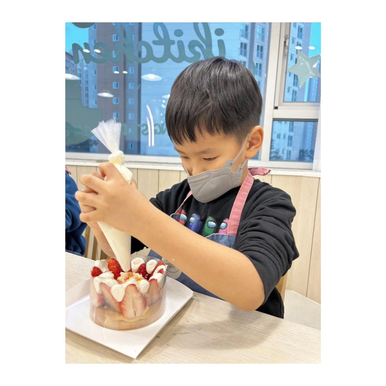 #내새끼김현#아이키친영통점
ㅡ현이가너무좋아하는과일딸기로만든딸기케이크~
ㅡ이건꼭가야해..하고예약해버렸ㅋㅋㅋ
ㅡ약3개월만에만난건우는키가훌쩍커있고
ㅡ오랜만에만났어도재미있게잘노는아이들♥︎