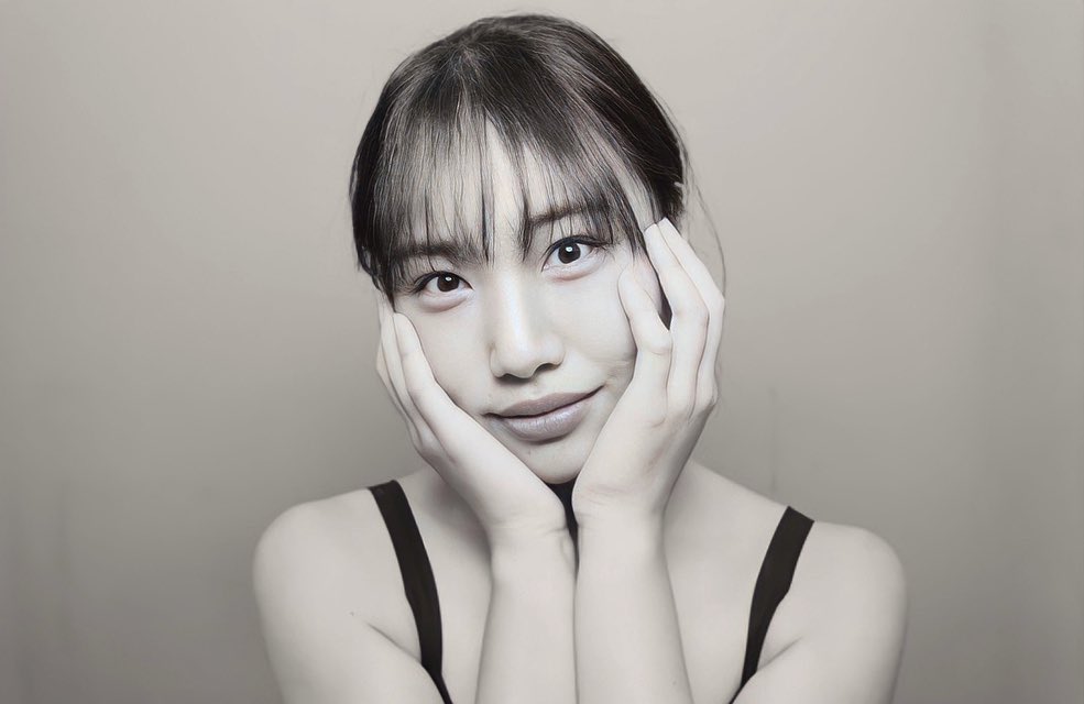 상대의 가치를 재거나 판단하지 말것.
이해시키려 하지도
나와 다르다 분별하거나 안쓰러워하거나 동정하지도 말 것.
타인의 삶이 답답해질 때면
나의 편견을 나무랄 것.
차분히 내 삶을 살 것.
도움을 요청하면 도와줄 것.
그러나 그런것에도 관계에도 욕심내지 말 것.
< Du aber, Mensch >