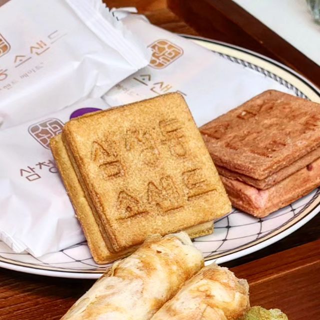먹스타그램 || 먹랑자 <전국 팔도 먹거리> on Instagram: "#광고 🔸️삼청동에그롤, 소샌드 소샌드는 부드러운 쿠키사이로 감미로운 '소'가 스며있는 구움과자로 안에 있는 크림이 너무 맛있어