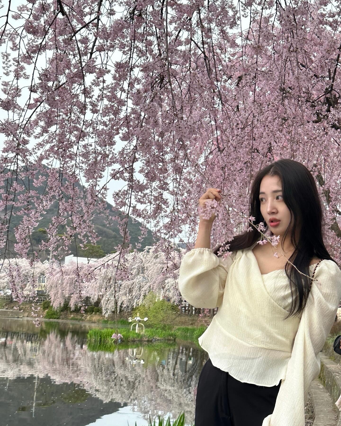 꽃잎 말고 나뭇가지 만지작 거리기🍃🏝️💚

생각보다 벚꽃 만개가 늦어서 아예 더 밑으로 내려갔었던.. 🌸

올리다 보니까 내사진 넘 많넹🥲

#벚꽃명소 올해도 하나 저장!
