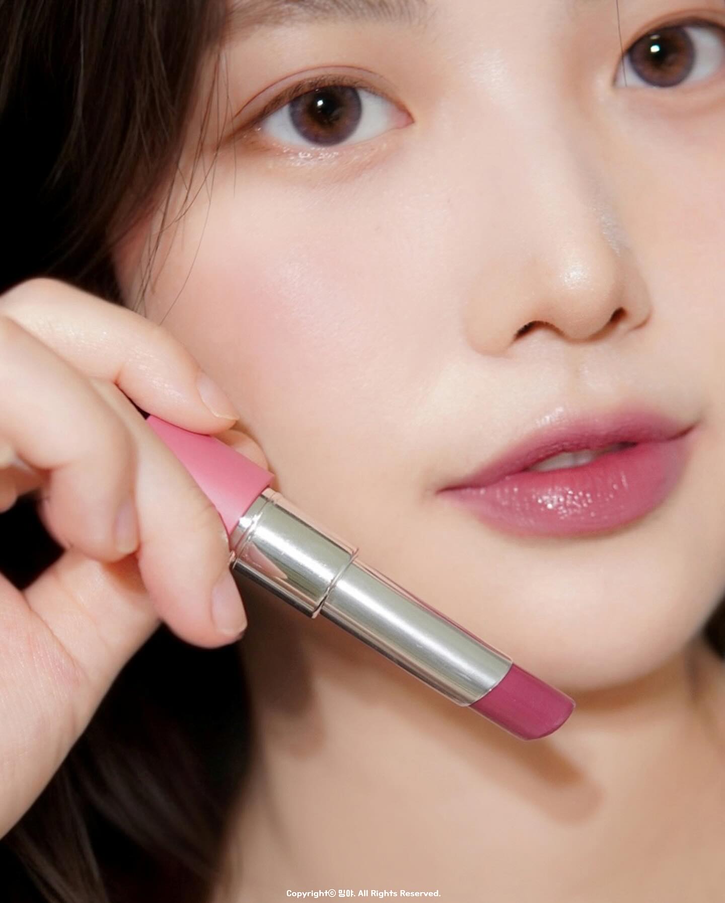 #광고  espoir_makeup
✨에스쁘아 노웨어 립스틱 바밍 글로우✨

올리브영에서 유명한 #촉촉립
에스쁘아 노웨어 립스틱 바밍 글로우! 

첫 발색 그대로 지속되는 
선명한 컬러와 투명하면서 탱글한
광택감이 찐이라 인생템인데요😍

윈터 화보 속 #윈터립 으로도
유명한 #뉴로즈 다들 아실거에요🩷

게다가 이번에는 윈터가 인스스에
올린 해외 출국 영상 메이크업,,, 
05호 블루베리 컬러를 발랐더라구요? 

🫐 5호.. 블루베리 메모메모.....

윈터 민낯같은 꾸안꾸 느낌에
촉촉하게 연출된 블루베리립 
너무 예뻐서 팬들도 코덕도 반했잖아여...👀💕

그래서 뉴로즈 & 블루베리
두가지 발색샷 들고왔어요!!!!!

끈적임 없는 부드러운 발림성으로
윈터 처럼 예쁜 립 메이크업을 
완성해보세요,, 존예니께,,,,💄✨

#에스쁘아 #에스쁘아립스틱 #노웨어립스틱바밍글로우 #올리브영 #윈터립스틱 #윈터립 #에스쁘아립 #올리브영립스틱 #글로우립스틱 #립스틱추천 #글로우립 #립추천