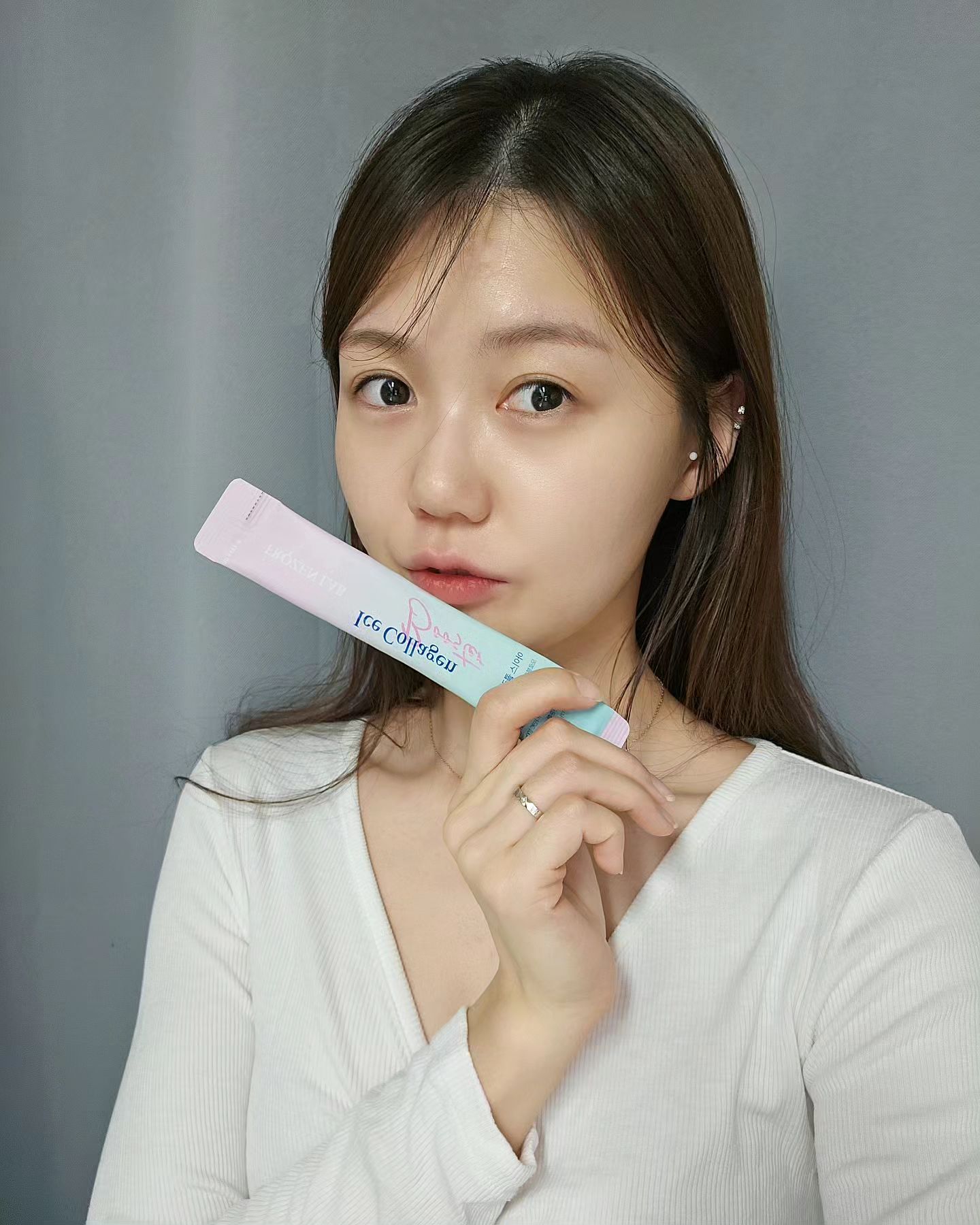 #협찬
요즘 이너뷰티없이 못살쥬~~
그 중에 항산화, 콜라겐이란 말 보면 무조건 :)

저는 첫 회사를 화장품업종으로 다니면서 피부의 기본 구조를 이해하게 됐는데
피부속 진피, 진짜피부를 구성하고 있는 중요한 3요소가 바로
히알루론산 / 콜라겐 / 엘라스틴 이예요

근데 나이가 들수록 얘네가 줄면서 수분 주름 탄력이 떨어지죠🫠
이 3가지로 인해 피부의 모든 문제점이 생기기 때문에
나이가 들수록 더더 고함량으로 섭취해 주셔야하고
서로가 서로를 지지하고 있는 구조라 어느 하나 빠지면 안돼요🙅‍♀️

근데 이 3가지가 다 들어간 제품이 있다?!

프로즌랩 아이스 콜라겐 부스터💓

✔️ 초저분자 피쉬콜라겐이 4,000mg 최고치로 함유!
✔️ 히알루론산 120mg 1일 권장량 100%!
✔️ 엘라스틴 100mg 1일 권장량 130%!

저 이거 보고 진짜 너무 좋다고 생각했어요😯

그리고 콜라겐 드시고 계신데 효과를 잘 못보는 것 같다면
먹는 제품이 초저분자인지 꼭 확인해보세요
프로즌랩 제품은 300달톤인데
기존 콜라겐 대비 200배 흡수율을 보여준대요

그리고 노화의 주범인 활성산소를 없애주는 항산화!☝️
이 제품에는 '알파리포산'이라는 강력한 항산화가 들어 있는데
얘는 요즘 핫한 글루타치온과 비타민C, 비타민E를 재생하는 성분이라고 해요

진짜 피부관리에 필요한 성분들을1포에 딱 농축시켜둔 제품인 듯!!

개인적으로 맘에 들었던건 오렌지맛인거~~
오렌지맛 너무 좋아함🍊

맛있게 잘 챙겨먹어 보겠습니다🫶

#프로즌랩 #frozenlab #콜라겐 #아이스콜라겐 #콜라겐부스터 #콜라겐추천