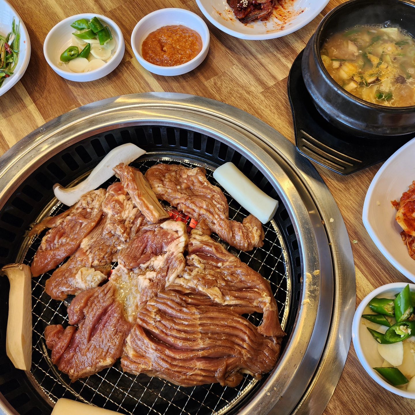 처음보는 360도 하향식 환풍기
얼마나 연기냄새 잘 당기겠어⁉️
싶었는데 힘이 장난아니네‼️

🔅고기먹고나서 옷에 배이는 냄새
솔가숯불갈비에서는 걱정없어요

🔅재활용 하지않는 일회용불판사용으로
위생적이고 식수도 생수제공

🔅제일중요한 돼지갈비와 냉면맛 일품👍
슴슴하게 느껴지는 달달짭쪼름한 양념이
과하지않아 좋았다

🔅냉면전문점만큼 맛 좋았던
자가제면 한우사골육수냉면
꼬들꼬들한 함흠냉면이라 갈비와 잘 어울리네요

🔅한여름에 고기구워도 땀한방울 흘리지않게
천장에어컨을 저마이나 달아놓으심👍

📍솔가숯불갈비 포항점
📍경북 포항시 남구 오천읍 원동로 118
📍건물 뒤 주차장 있음
📍돼지갈비 1인분 250g 

#솔가숯불갈비
#포항문덕고기집
#포항돼지갈비맛집 #솔가숯불갈비포항점