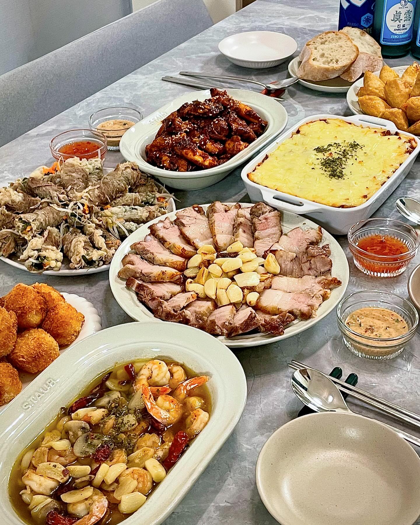 #집밥쮸선생👩🏻‍🍳🍚 

#밀린피드 

오랜만에 집들이 요리 피드🏡

서울에서 같이 일했던 추억많고 애정많은 동생들이 저보러 신혼집까지 와주었어요🥹🤍
보자마자 눈물 또륵.. 너무 반가워서 눈물남 (극F)

여자들이니까 한식과 양식의 콜라보로 집들이 메뉴 픽-🤎
할 수 있는건 정성 가득 담은 밥상이니까.. 😌💗

오늘의 꿀조합🍽️
-
#차돌박이말이찜 #통삼겹구이 #집코바 #떠먹는고구마피자 #유부초밥 #감바스 #새우볼