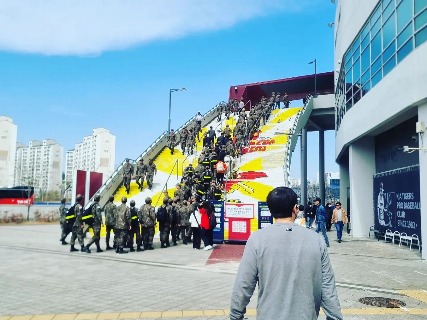 #첫줄
.
.
.
#야구 #시범경기 #프로야구시범경기 #챔피언스필드 #기아 #기아타이거즈 #테이블자리 좋네 #근데 왠 군인들이 이리 많이온거야...