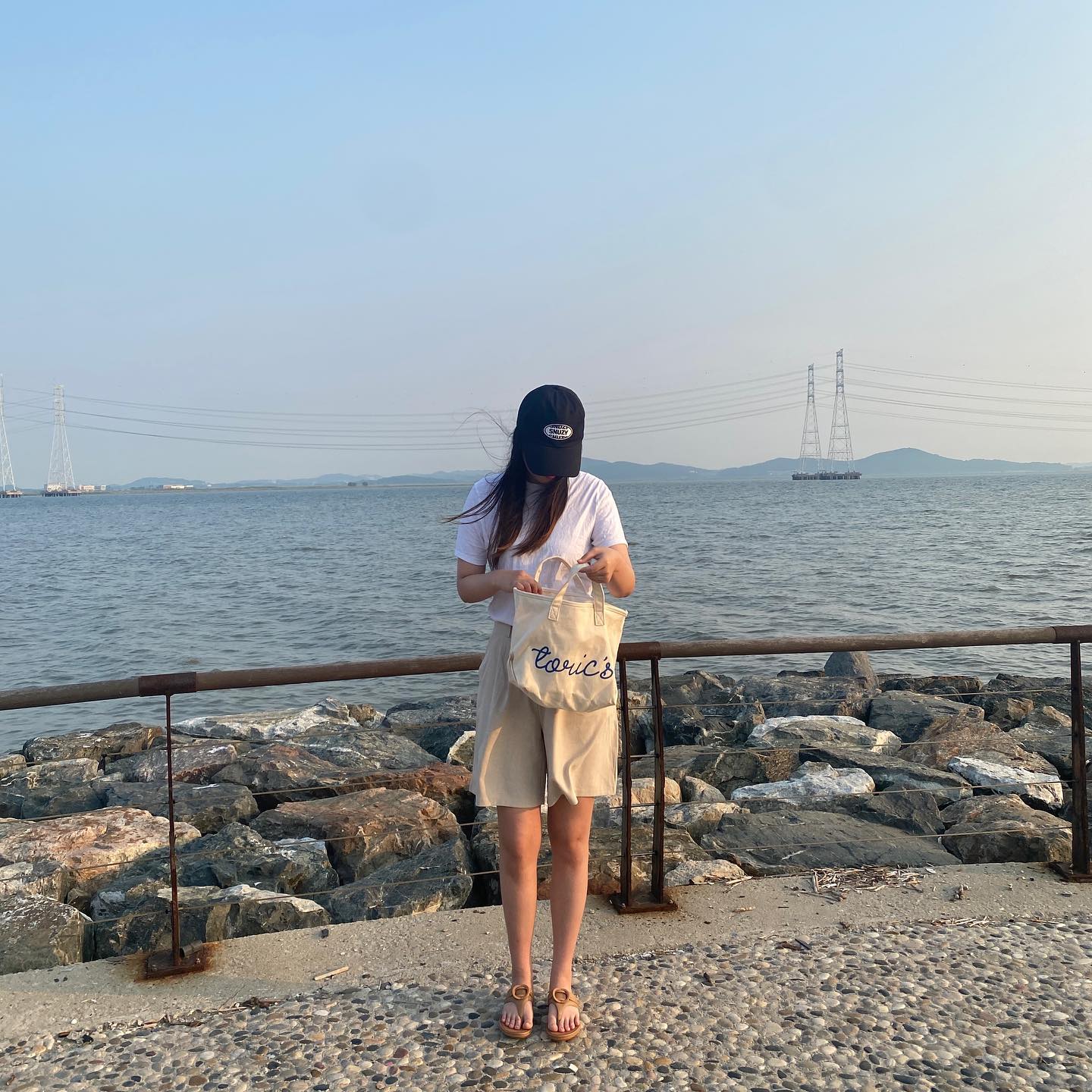 ⠀
#협찬
⠀
⠀
개인적으로 핸드백을 좋아해서
에코백도 핸드로 들고 다닐 수 있는
사이즈를 찾았는데
토릭스 에코백이 딱이였어요🤍✨
(물론 어깨 끈도 있어용)
⠀
파란 레터링으로 시원한 느낌🌊
⠀
빅 사이즈 버전도 있는데
그건 신생아 엄마분들이 많이 쓰시더라구요 가성비 최고✌🏻✨
⠀
📍https://vvd.bz/cdkb
⠀
⠀
#토릭스 #버킷백 #에코백 #복조리백 #복조리가방 #빅사이즈에코백 #에코백브랜드 #캔버스백 #데일리가방 #데일리백 #미니버킷백 #데일리모자 #여름모자 #볼캡 #야구모자 #모자 #캡모자 #모자코디 #20대여자가방 #캔버스가방