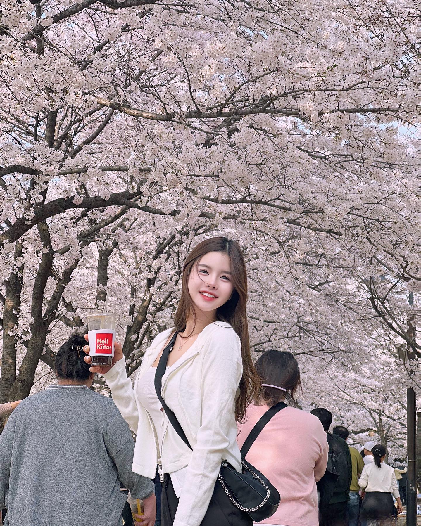 2024 벚꽃 기록용
집앞 꽃구경도 이렇게 기분좋다고
잠실 안가도되~ 여의도 안가도되~ 🌸
근데 배경은 지우고싶다 ... 나만나오고 싶다!!!! 

I love seeing such beautiful cherry blossoms outside my house. You don‘t have to go far. You want to come see me? 🩷
J‘adore voir de si beaux cerisiers en fleurs devant chez moi. Tu n’as pas besoin d‘aller loin. Tu veux venir me voir ?🌸

.
.
.
#벚꽃축제 #벚꽃명소 #cherryblossom #koreacherryblossom #koreanstyle #koreatravel #koreatrip #séoul #seoullovers #벚꽃엔딩 #벚꽃스타그램 #벚꽃스냅 #koreasnap #likesforlike