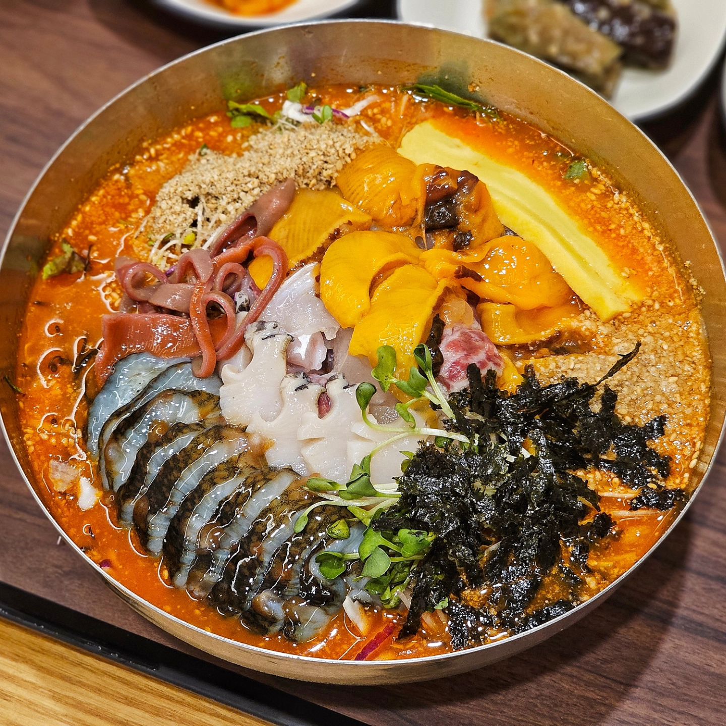 해산물을 질리도록 폭탄급 특물회 맛집
📂 상호 : 부산횟집
📂 위치 : 원주 무실동
📂 가격 : 특물회 2.5만원, 특회덮밥 2만원
📂 특징 : 바다를 그릇 하나에 담아 놓은 폭탄 물회
📂 평점 : 4.5/5.0
🗒 상세 후기 : 횟집을 회만 즐기러 가는 분들이 많은데 횟집에 식사를 즐기러 가면 매번 반복되어 질리는 음식 메뉴에서 벗어나 맛깔진 고급식 식사 메뉴를 즐길 수 있다. 무실동의 구성력 좋은 오마카세급 횟집으로 유명한 무실동의 대표 횟집 부산횟집의 특물회 푸짐한 횟감, 향긋한 멍게, 꼬득꼬득 싱싱한 해삼, 전복, 개불 등의 바다를 대표하는 해산물을 질리도록 즐길 수 있는데 면과 밥까지 든든한 한끼, 술 안주로도 제격이다. 대부분의 물회는 너무 새콤한 맛이 강하여 몇번 먹다보면 물려 금새 질리는데 그 새콤한 맛을 적절히 절제하여 푸짐한 한그릇 다 먹을때까지 물림없이 시원하고 맛있게 즐길 수 있었다.
특회덮밥도 미쳤다. 과장좀 보태어 밥보다 회가 더 많아 먹는내내 쫄깃한 회가 씹히는 진짜배기 폭탄회덮밥! 횟감의 씹히는 식감이 어찌나 쫄깃하던지 그리고 어찌나 끊임없던지! 푸짐한 횟감과 푸짐한 야채를 초장 참기름 등과 어우러지도록 쓱쓱 비벼 먹으니 사라졌던 식욕을 금새 되 찾는 기분이다. 숨은 회덮밥 원티어 맛집!
#원주횟집 #원주 #원주물회 #원주맛집 #원주맛집추천