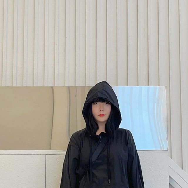 다설 on Instagram: "#광고 비오니까 가벼운 나일론 소재 블핑으로다가! @1rony9orno_official #아이러니포르노화이트라인 #아이러니포르노 #남여공용아노락 #후드아노락 #아노락 #나일론셋업 #
