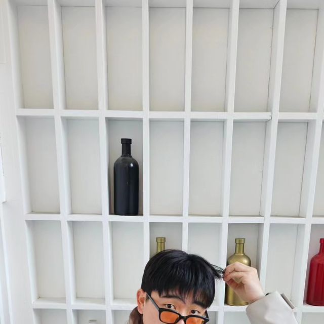 히웅 on Instagram: "#광고 @1rony9orno_official 이제 완전 겨울인거 같네요..밖에 5분만 있어도 🥶 기본 패딩조끼에 나무 토글로 포인트를 준 패딩베스트! 베이지 색감도 넘 잘빠져서 착장했을 때 넘