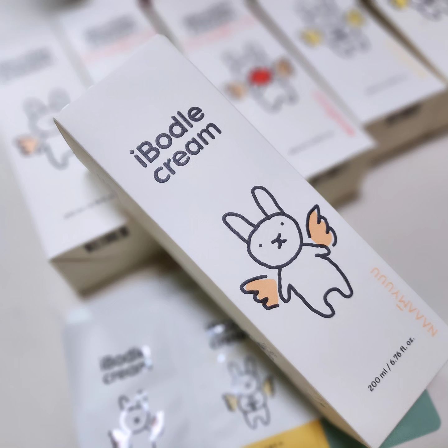 오랜만에 남유네 아이보들을 사봄

겨울되니 또 긁어대는 딸을 위해
세일해서 또 왕창사봄
여기저기 두고 수시로 발라주려고

레몬 자몽 프루티향
다양해서 좋고 
다 써보고 젤 맘에드는걸로 사볼까 함

괜찮아지길ㅠㅇㅠ

#보습크림 #남유네 #아이보들 #ccp크림 #피부보습 #유아보습 #보습제품