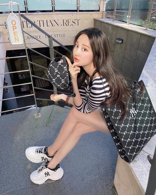 🎨 보경 on Instagram: "#협찬 요기다 
모자 써주면 #힙 +1 
🆙

🧢👜👟@mlbkorea"