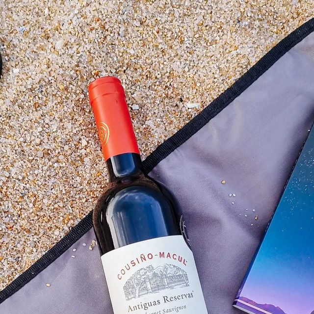  정슐랭 ⁑ 집밥⋆맛집⋆캠핑⋆뷰티 on Instagram: "#광고
⠀⠀⠀ ⠀⠀ 
⠀⠀⠀ ⠀⠀ 
🍷Cousino Macul, Antiguas Reservas
⠀⠀#쿠지노마쿨 #안티구아스리제르바 (까쇼 2018)
⠀⠀⠀ ⠀⠀ 
📜생산지 : 칠레 > 마이포 밸리
📜품 ⠀종 : 까베네 소비뇽 100%
📜알코올 : 14%
📜당도분류 : 드라이
📜추천 페어링 : 스테이크, 그라나파다노 치즈, 염소치즈
⠀⠀
⎯⎯⎯⎯⎯⎯⎯⎯⎯⎯⎯⎯⎯⎯⎯⎯⎯⎯ story⏳
⠀⠀⠀ ⠀⠀ 
7대때 운영되고 있는 160년 역사를 간직한,
칠레에서 가장 오래된 가족경영 쿠지노 마쿨
와이너리의 안티구아스에요!

안티구아스 리제르바는 원래 쿠지노 마쿨 
와이너리에 방문한 귀빈들을 위한 와인으로
만들어졌으나 그 맛과 품질이 워낙 뛰어나 
브랜드로 재탄생한 와인이라고 해요❤
⠀⠀⠀ ⠀⠀ 
⎯⎯⎯⎯⎯⎯⎯⎯⎯⎯⎯⎯⎯⎯⎯⎯⎯⎯ Review💋
⠀⠀⠀ ⠀⠀ 
강렬하면서 붉은 루비색을 띠고 딸기, 체리,
라즈베리 등의 붉은 과일향과 함께 아로마
와 후추, 바닐라, 가벼운 민트향이 조화를
이루는데요 바닐라향에서 느껴지는 달달함
과 적당한 산미, 부드럽고 균형잡힌 미디움
탄닌까지 딱 좋았어요!
음악과 함께 바다를 보며 마시니 더 매력적
으로 느껴진 안티구아스❤
⠀⠀⠀
이마트에서도 구매가 가능하다고 하니 참고하세요😘
@winebook_official @jwine_company
⠀⠀⠀
⠀⠀⠀
⠀ ⠀
[지나친 음주는 뇌졸중, 기억력 손상이나 치매를 유발합니다.
임신 중 음주는 기형아 출생 위험을 높입니다.‌]
⠀ ⠀
#안티구아스 #안티구아스까베네쇼비뇽 #안티구아스리제르바까베네쇼비뇽 #칠레와인
#와인선물 #와인 #와인추천 #까베네쇼비뇽 
#와인테이스팅 #winelover #와인러버 #와인스타그램 #선물추천 #이마트와인 #마트와인 #이마트와인추천 #와인북 #와인북클럽 #정슐랭_와인
⠀⠀⠀⠀⠀⠀⠀ ⠀⠀⠀⠀⠀⠀ ⠀⠀⠀⠀⠀⠀⠀"