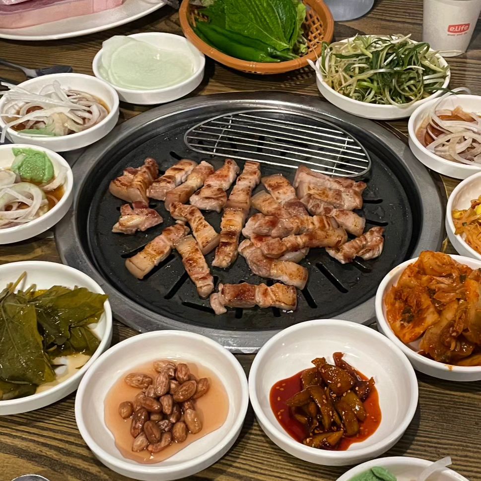 #명품황토삼겹막창

테라스도 있었지만 비가오는관계로 실내착석!
밑반찬보다 먼저 나오는 고기🤣

반찬중 매실장아찌+뽕잎 조합으로 먹으면 치트키❣️
적당히 익은김치는 구워서 먹으면 고기3인분 더먹을수있죠🤭

된장찌개 주문했는데 담백한 기본스타일이라서
차돌박이추가해서 구워서 된찌에도 넣고
입속으로도 넣었습니다.

근고기나 왕갈비도 많이 드시던데 
오늘은 요기까지 하기로해서
참았습니다😋

#중구고깃집#남산동고깃집
❣️대구 중구 남산로2길 20
⏰️16:00~01:00
🚗주차가능