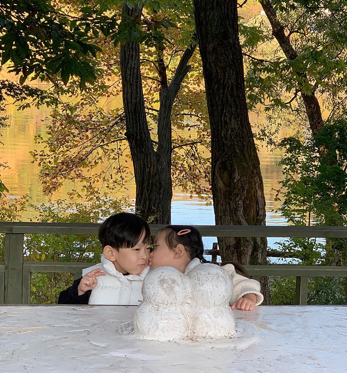 첫눈이 온다니까 첫 눈 오기전에
러블리함이 가득했던 기린달의 가을 냄겨두기🍂🍁
귀여워 죽겟어 진짜 너희둘