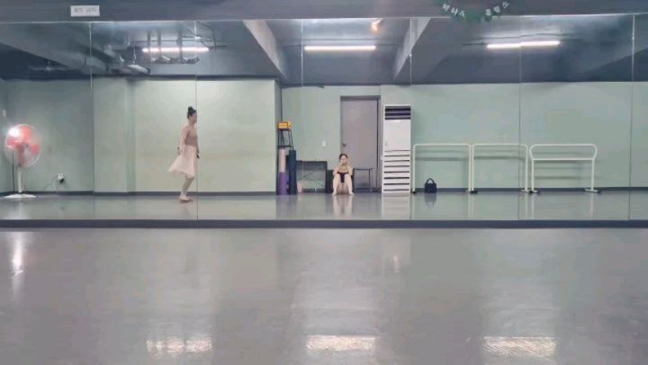 2:1 과외 ㅋㅋ 
키트리 마지막 수업 !
제자리에서 뛰는 거 이제 깨달음ㅋㅋ
쁠리에와 뽀인의 중요성🫠

다리 들 때 꾸뻬로 들어야 중급이라는데 아직도 멀었다ㅋㅋㅋㅋㅋㅋㅋ 하하하하

뒤에 영상은 위만 나오거나 아래만 나와서 캡처해봄 ㅠ (2분 가까이 돼서 릴스로 올릴 수 없음)
그냥 찍어딜라할걸 ㅋㅋ ㅠㅠㅋㅋ😑
뒤에거 좀 더 잘했는뎅 ㅋㅋ