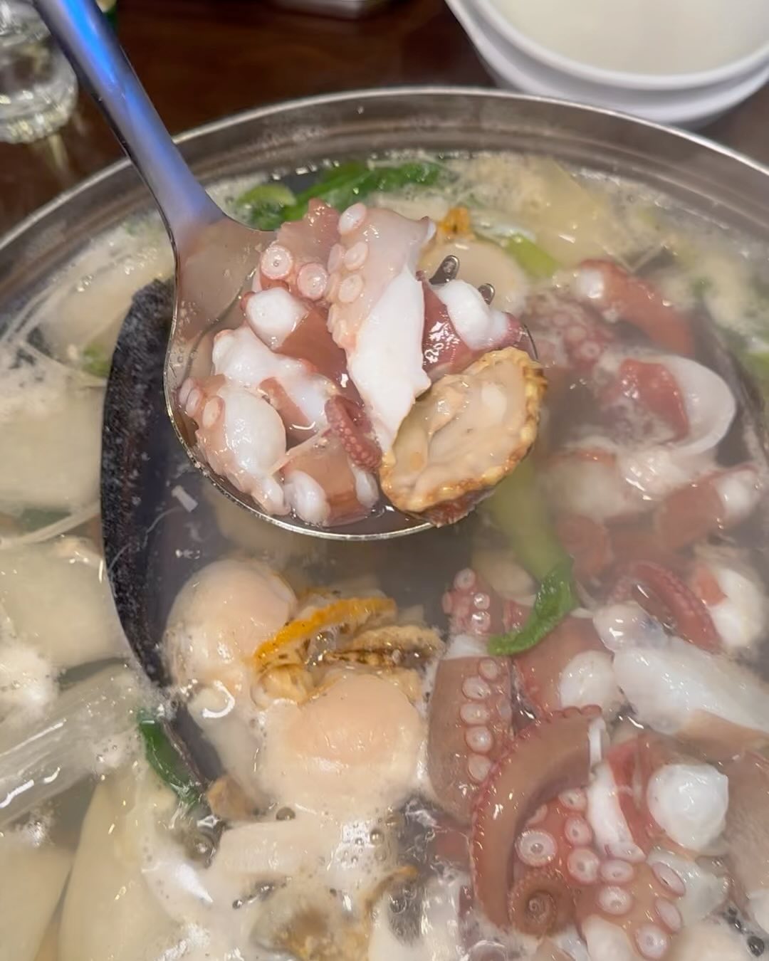 여러분 저 진짜 오랜만에 몸보신 제대로 하고왔어요...😌 너무 맛있게 먹고 온 해산물 맛집 복수동 해남해산물 본점인데요!!
⠀
조개탕+돌문어🐙가 맛있다고해서 바로 주문👉🏻👈🏻!! 살아있는 탱글탱글 돌문어랑 조개탕 안에 키조개,가리비,생합,동죽으로 가득가득 했어요🫢
초장에 푹 찍어서 와사비 올려서 한입 먹자마자
노무너무맛있다며... 국물 한 숫가락 떠먹으니 진짜 시원한게 소주를 부르는 맛이였어요ㅠㅠㅋㅋ
마무리로 알밥+칼국수사리 추가 해먹으면 극락이에요 하..😩
⠀
진짜 해산물 싱싱하고 가성비 좋았던곳이라 조개탕 문어 좋아하시면 꼭 한번 가보시길 추천드려요👍🏻❣️