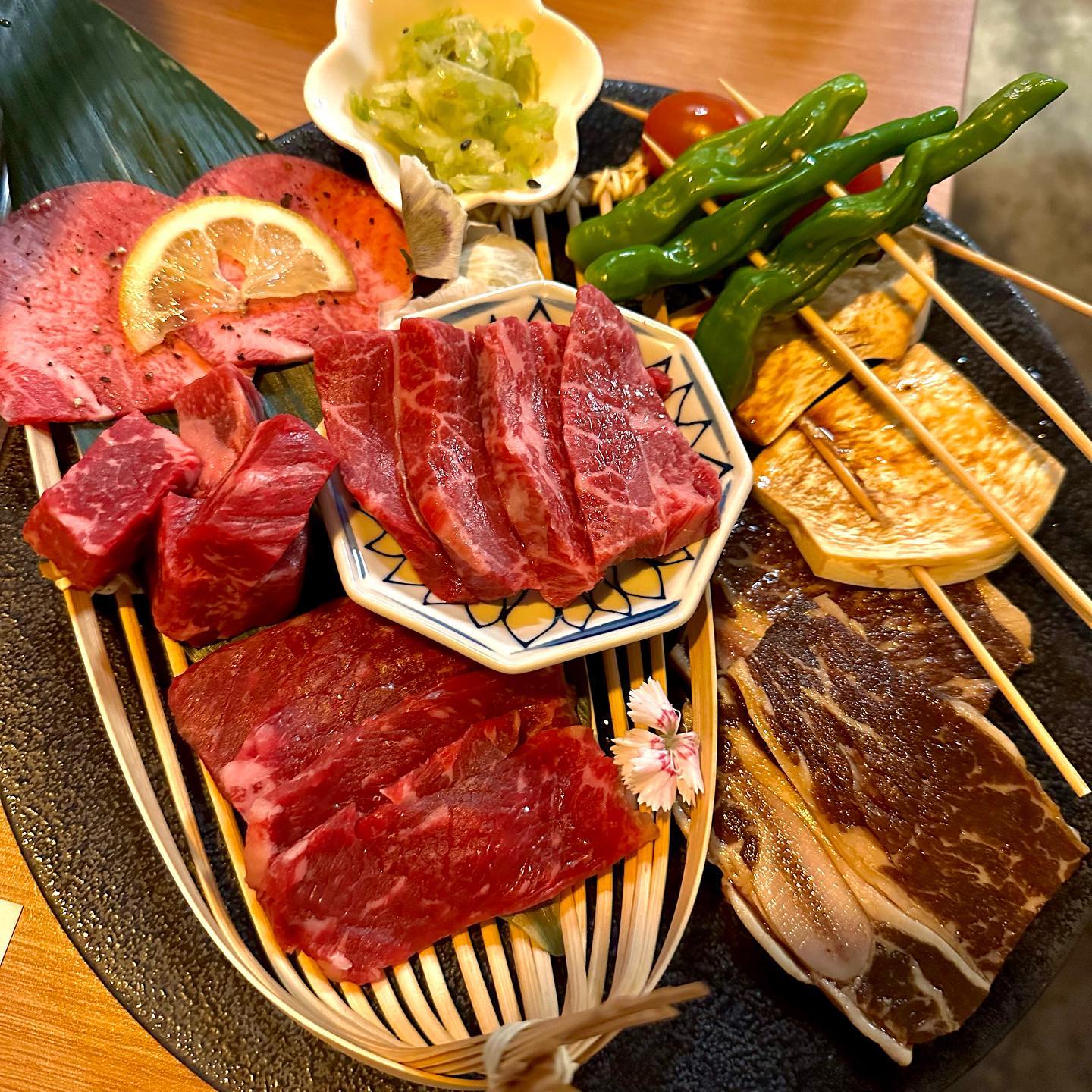 #협찬 
영등포 소고기오마카세맛집
📍규이찌

규이찌는 영등포 먹자골목에 위치한 20년 이상경력의 오너세프가 운영하는 일본식 야키니쿠 이지카야에요!

📌한우 화로구이 오마카세🔥
먼저 첫번째로 나온 모찌리도후는 쫀쫀한 크림치즈맛으로 
입에서 녹아 없어지는😭😭

그리고 이어서 소고기주먹밥, 육회와 바베큐버거, 마제소바가
순서대로 나왔는데요! 
입에서 순식간에 사라졌어요😆😆

마지막으로 메인요리 소고기모듬구이❤️

한우 1등급 등심, 부채살, 우설, LA갈비와 야채꼬치까지!
신선하고 퀄리티 좋은 소고기를 부위별로 화로에 구워먹는데 
말이 필요없..🤭😍

또한 우설때문에 규이찌를 방문하는 단골손님도 많다고 해요!!
한우오마카세는 2인 79.0원 으로 가성비도 좋아 추천드려요!

#영등포 #영등포맛집 #영등포술집 #영등포이자카야 #영등포오마카세 #일식오마카세 #한우오마카세 #이자카야오마카세 #영등포회식 #하이볼 #술스타그램 #규이찌 #스토리앤체험단 #스토리앤