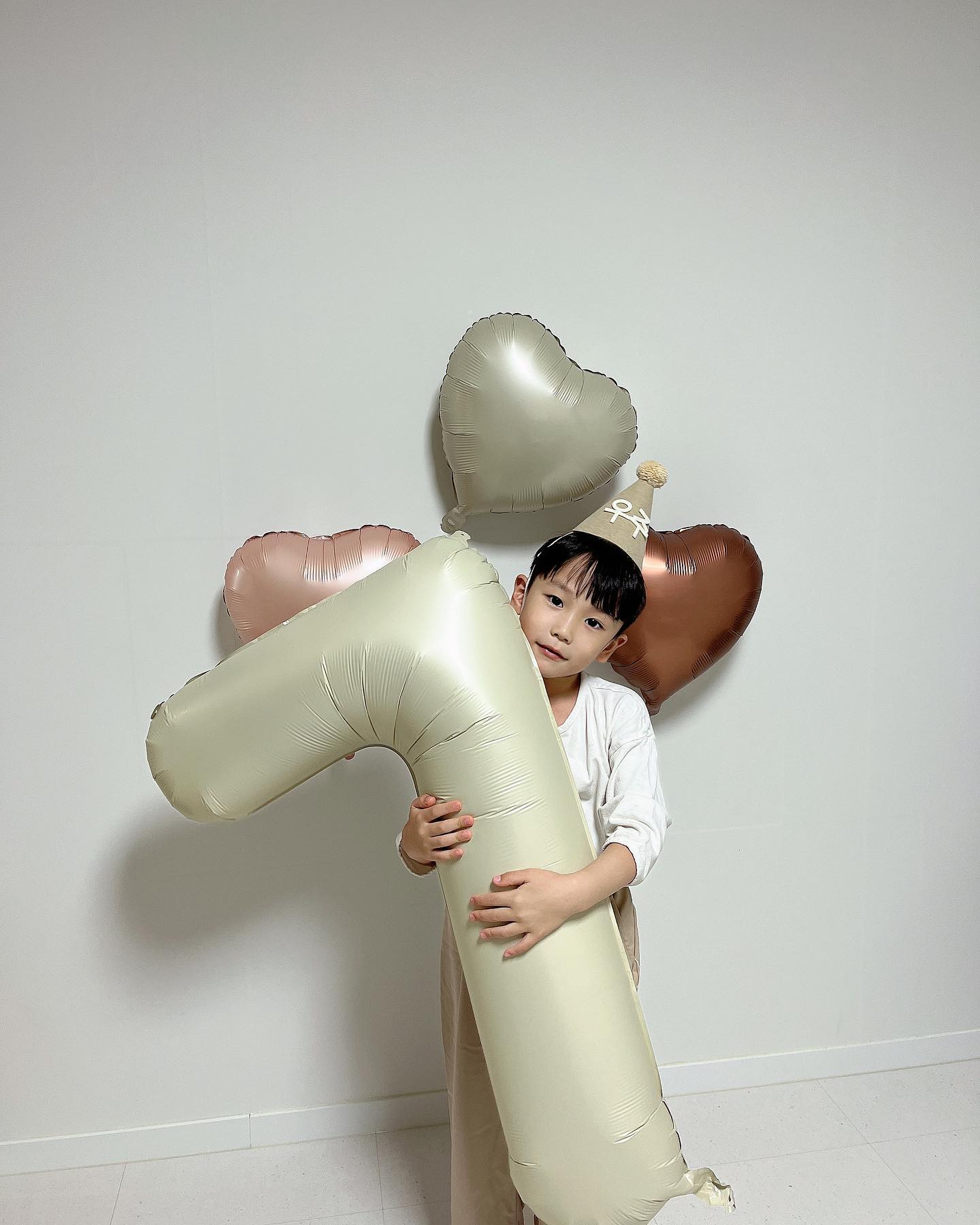 ⠀
⠀
🤎 우리집 1호 생일 🤎
⠀
우리 우주 7번째 생일 너무 축하해
⠀
엄마아빠 눈에는 아직두 애기같은데
벌써 내년이면 초등학생이라는게
믿기지가 않는다,,🥹
어딜 가서든 적응 잘 할 우주라서
걱정은 안되지만 ㅎㅎㅎㅎ
엄마랑 같이 잘 헤처나가보쟈🫶🏻
⠀
우리 우주 생일 너무 축하하고
항상 바르고 사랑스럽게 잘 자라주어서
너무너무 고마워 사랑해 🤎🤎🤎🤎
⠀
