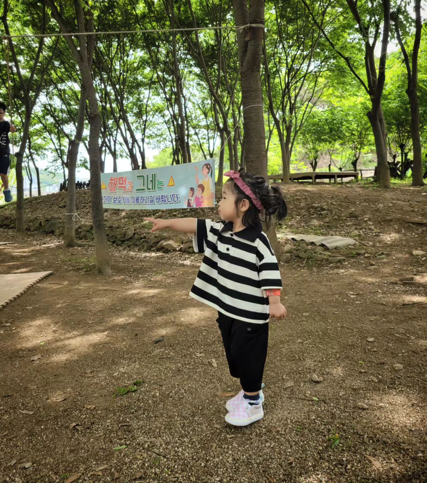 #주말피드 #성남 #곤충도시 #아이랑뭐하지 #육아정보

1. 하우스시설로 부지 내에 여러 동이 구분되어 있음
2. 나무그늘이 있고  휴게공간이 야외에 있음
 (간식 싸가서 먹을수 있다)
3. 화장실, 급수시설은 있지만 기타 편의시설은 없음
4. 고양이, 토끼, 라쿤, 닭, 칠면조, 공작, 앵무새, 염소, 타조, 나비
  미꾸라지잡기, 모래놀이터(놀잇감있음), 방방이, 에어바운서 등
5. 각잡고 오기보단 가볍게 간식챙겨 들르는게 좋음
6. 미취학 아동 추천

***
그렇게 동물만 나오면 좋아하면서
막상 가니까 무섭다고 처음엔 토끼옆에도 안감. 닭보고 기겁.
염소는 멀리서 음메음메하면서 고개만 기웃거리고
밥도 나보고 주라고 재촉함ㅋㅋㅋ
소리는 익숙한데 실물은 적응안되는 듯..